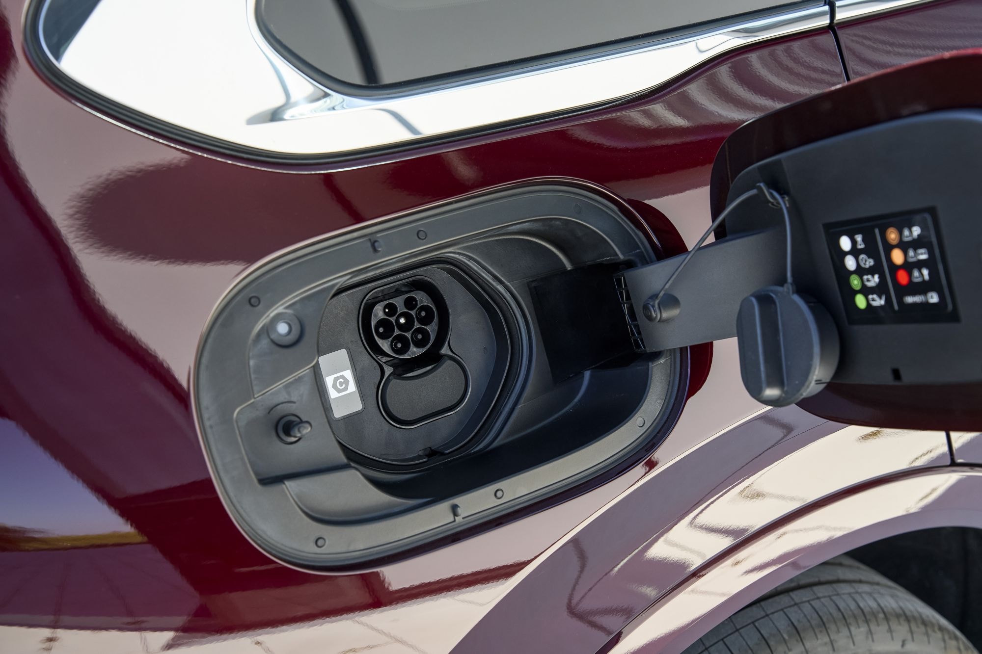 Vista en ángulo de los faros, mostrando el diseño frontal distintivo.