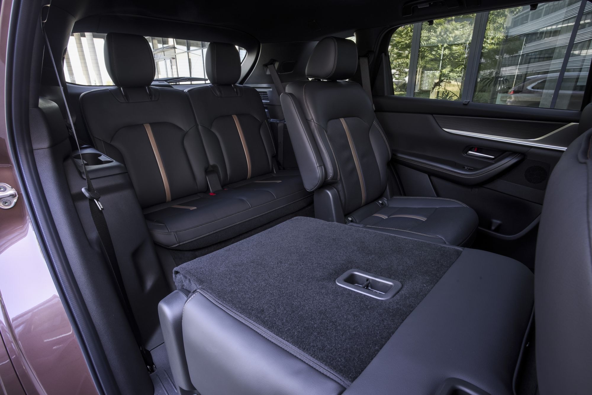 Espacio amplio y cómodo en la fila trasera del Mazda CX-80 híbrido.