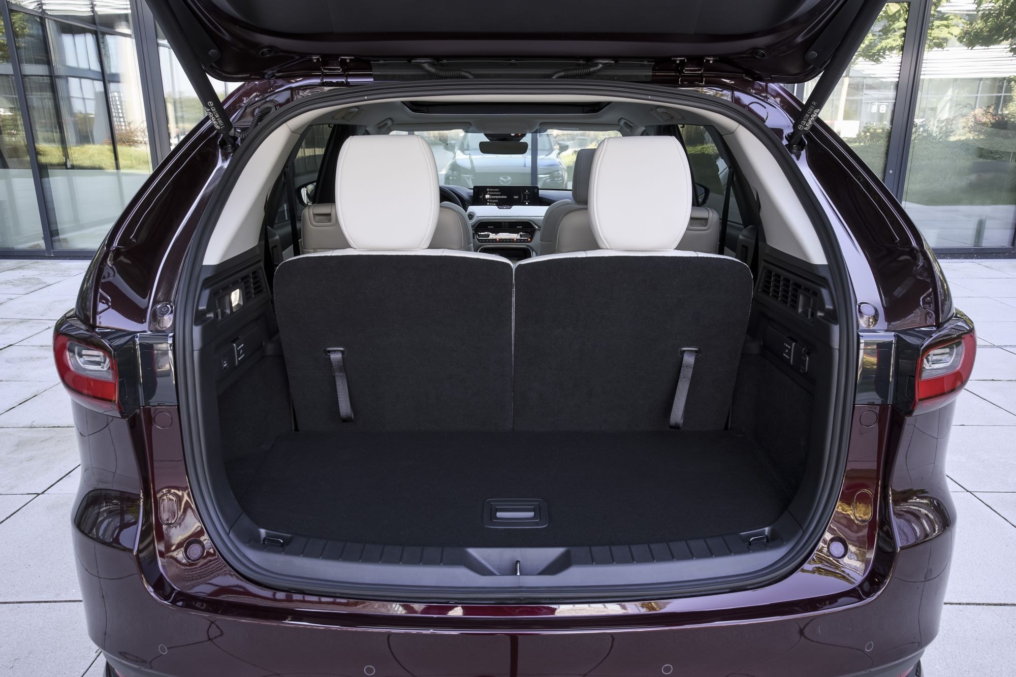 Maletero espacioso del Mazda CX-80, ideal para familias y viajes.