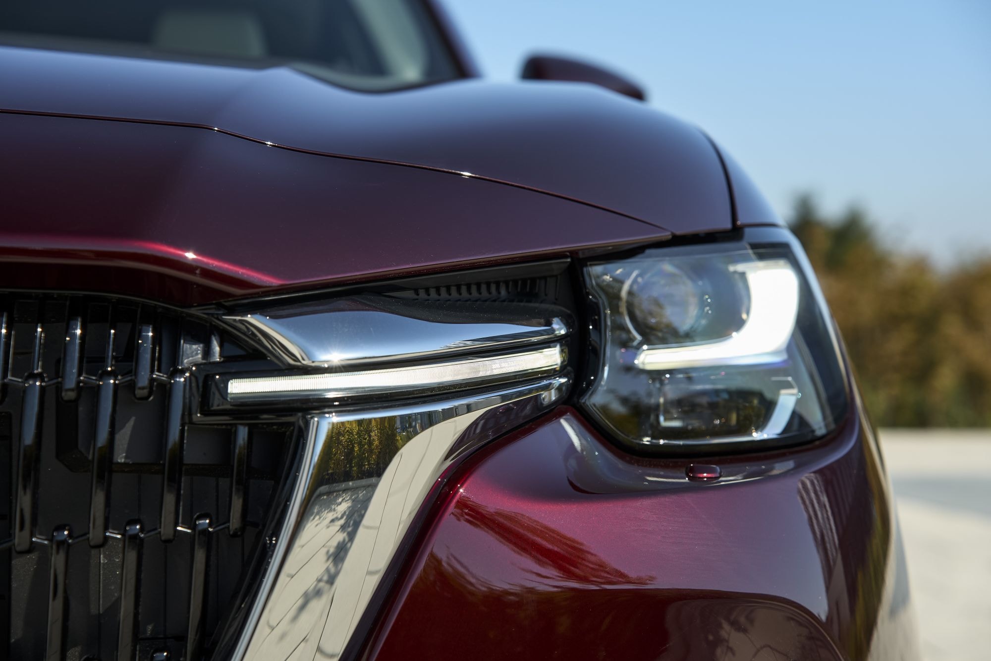 Detalle de la insignia PHEV en el Mazda CX-80, mostrando su naturaleza híbrida.