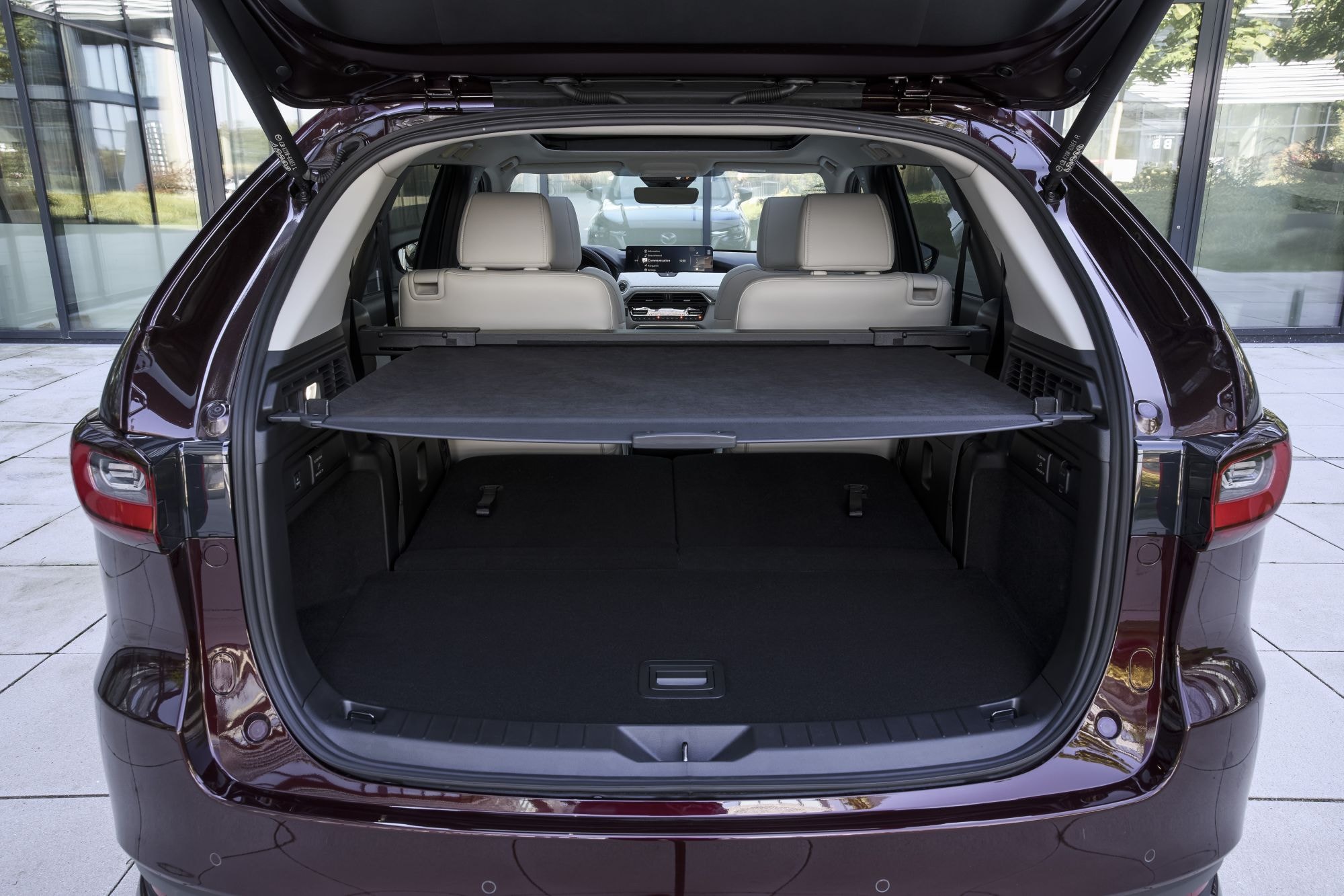 Vista lateral trasera del Mazda CX-80, enfatizando su estilo robusto.