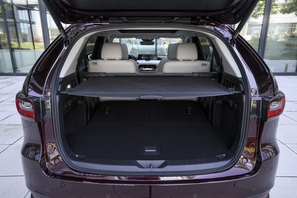 Vista lateral trasera del Mazda CX-80, enfatizando su estilo robusto. Vista lateral trasera del Mazda CX-80, enfatizando su estilo robusto.