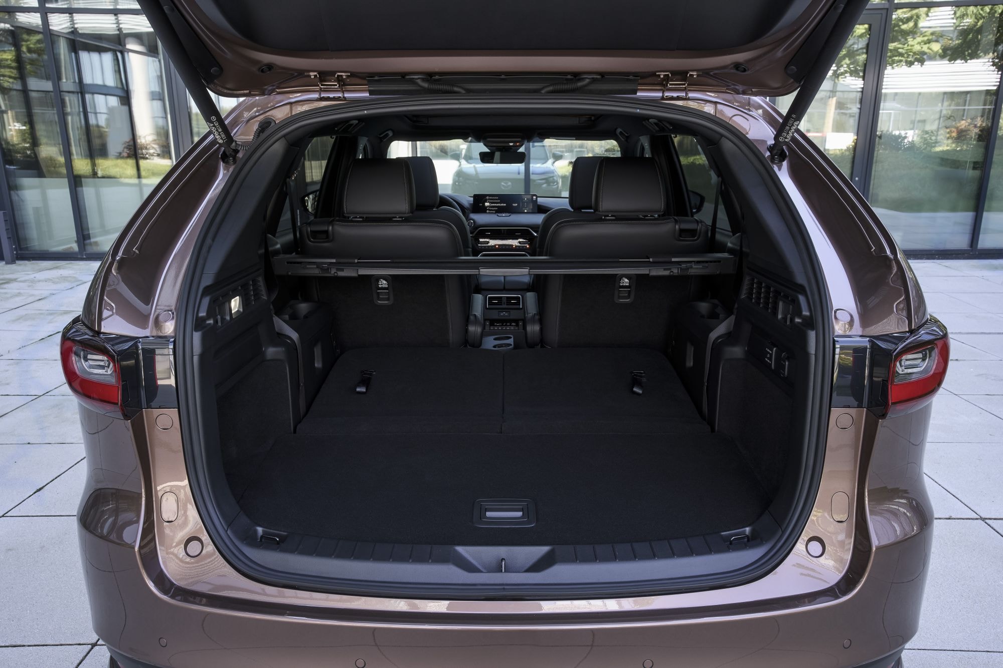 Insignia "CX-80 AWD" que refuerza la capacidad de tracción en diferentes condiciones.