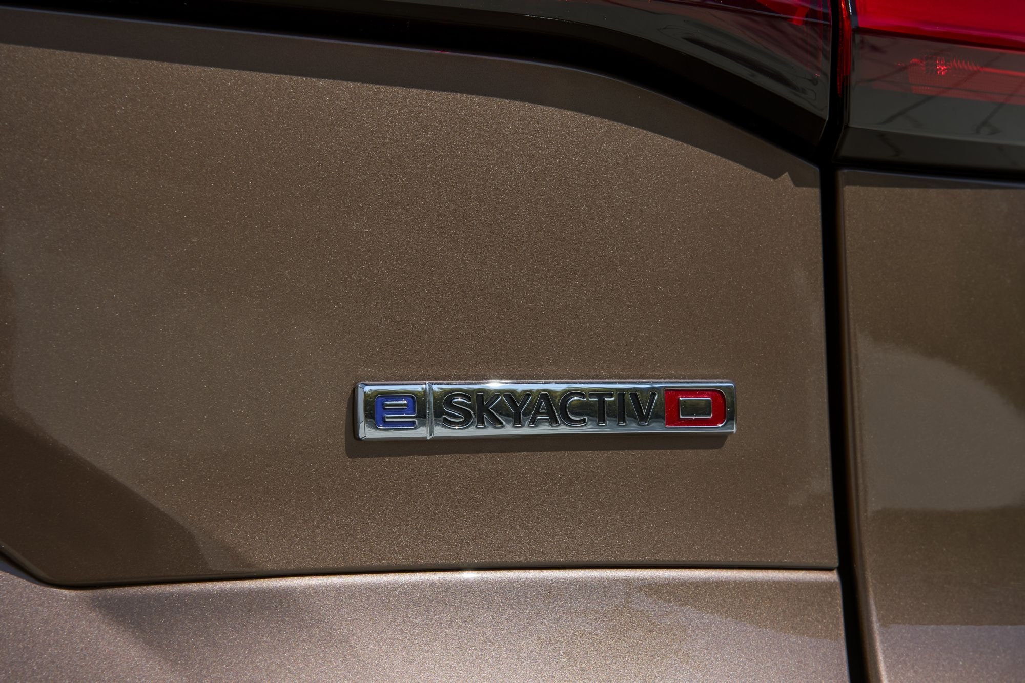 Vista del faro delantero que combina modernidad y tecnología avanzada en el Mazda CX-80.