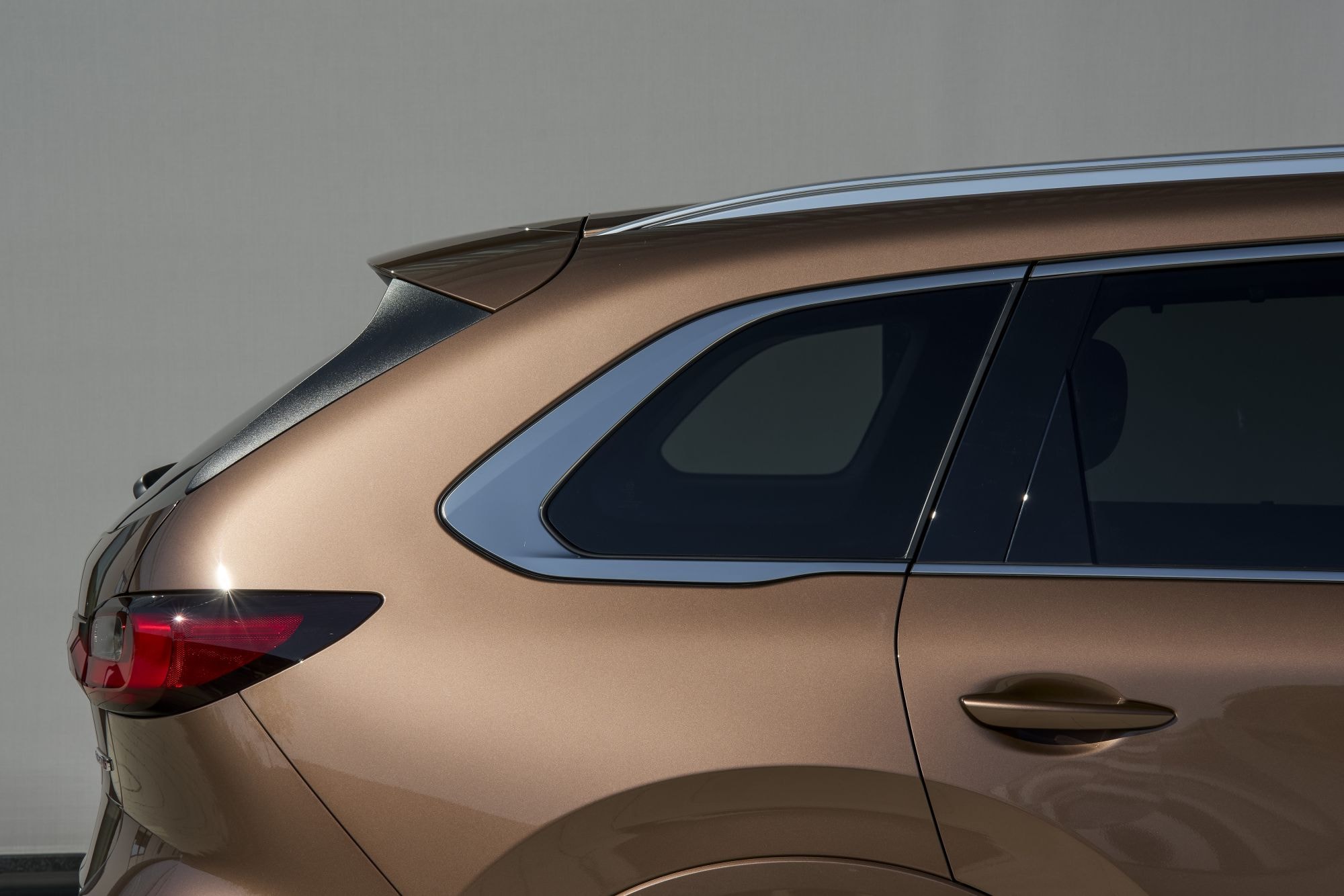 Imagen del detalle de la insignia "Inline 6", que indica un motor potente y eficiente.