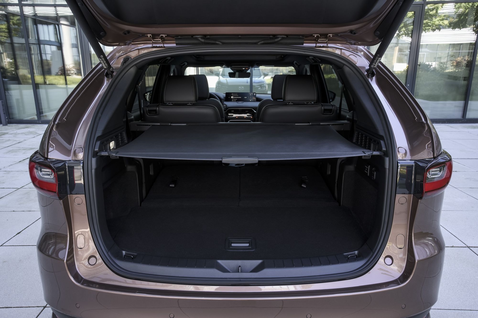 Close-up de la insignia "SKYACTIV", identidad de la eficiencia en el CX-80.