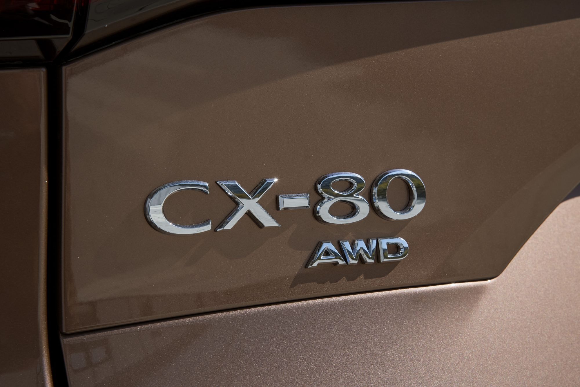 Perfil lateral que destaca la aerodinámica y diseño elegante del Mazda CX-80.