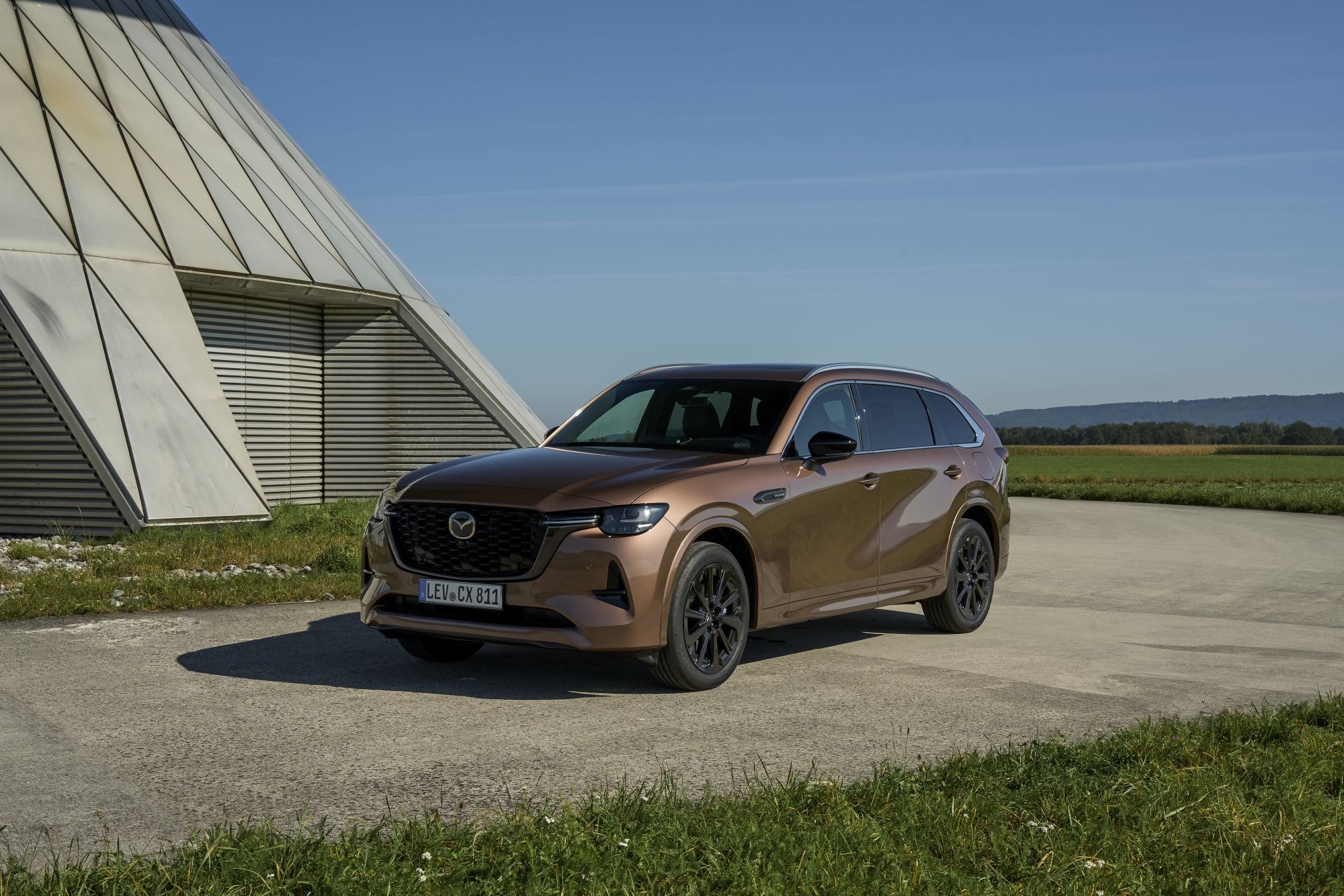 Vista del enchufe y accesorios en el interior del Mazda CX-80.