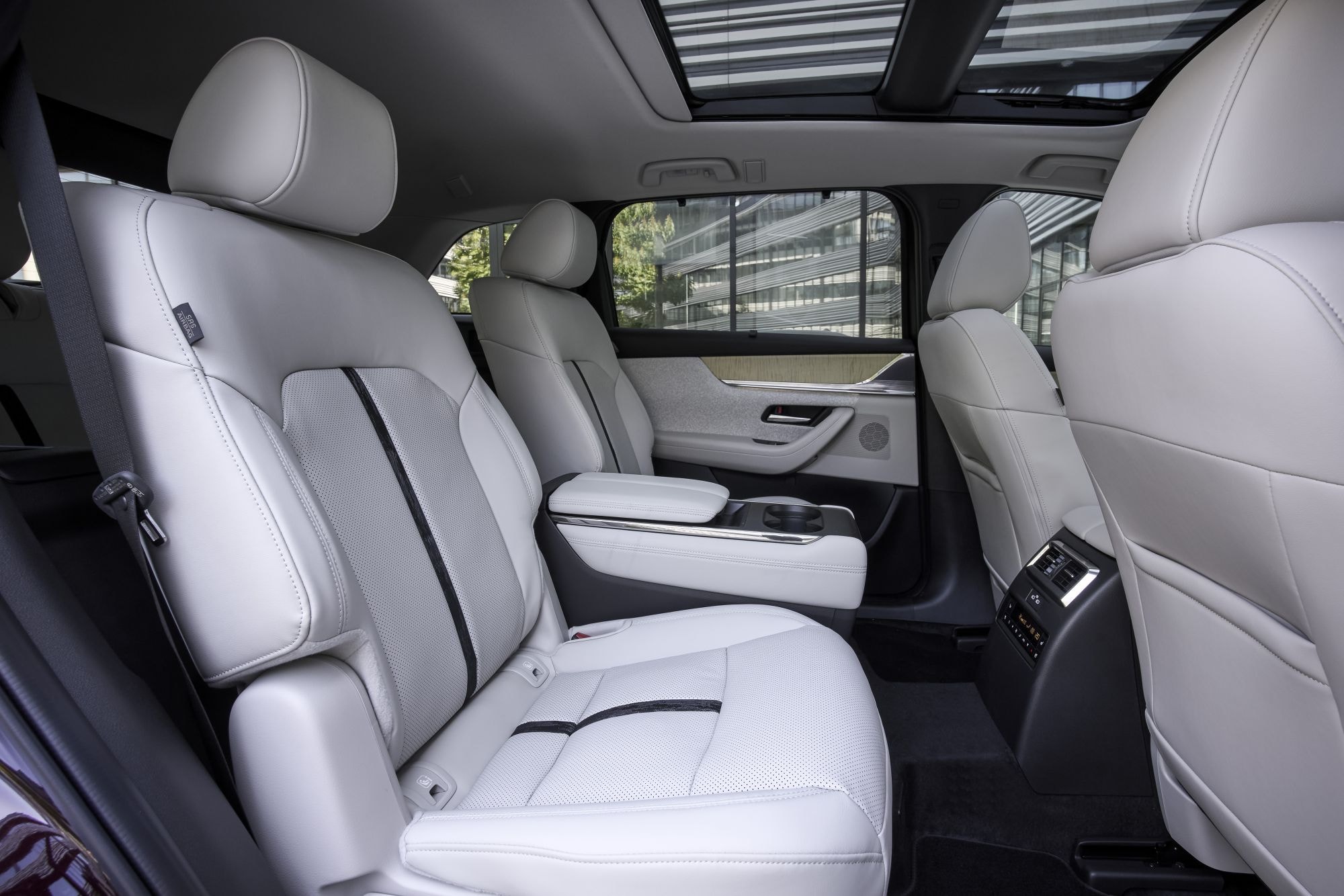 Detalle del faro delantero que resalta el diseño moderno del CX-80.