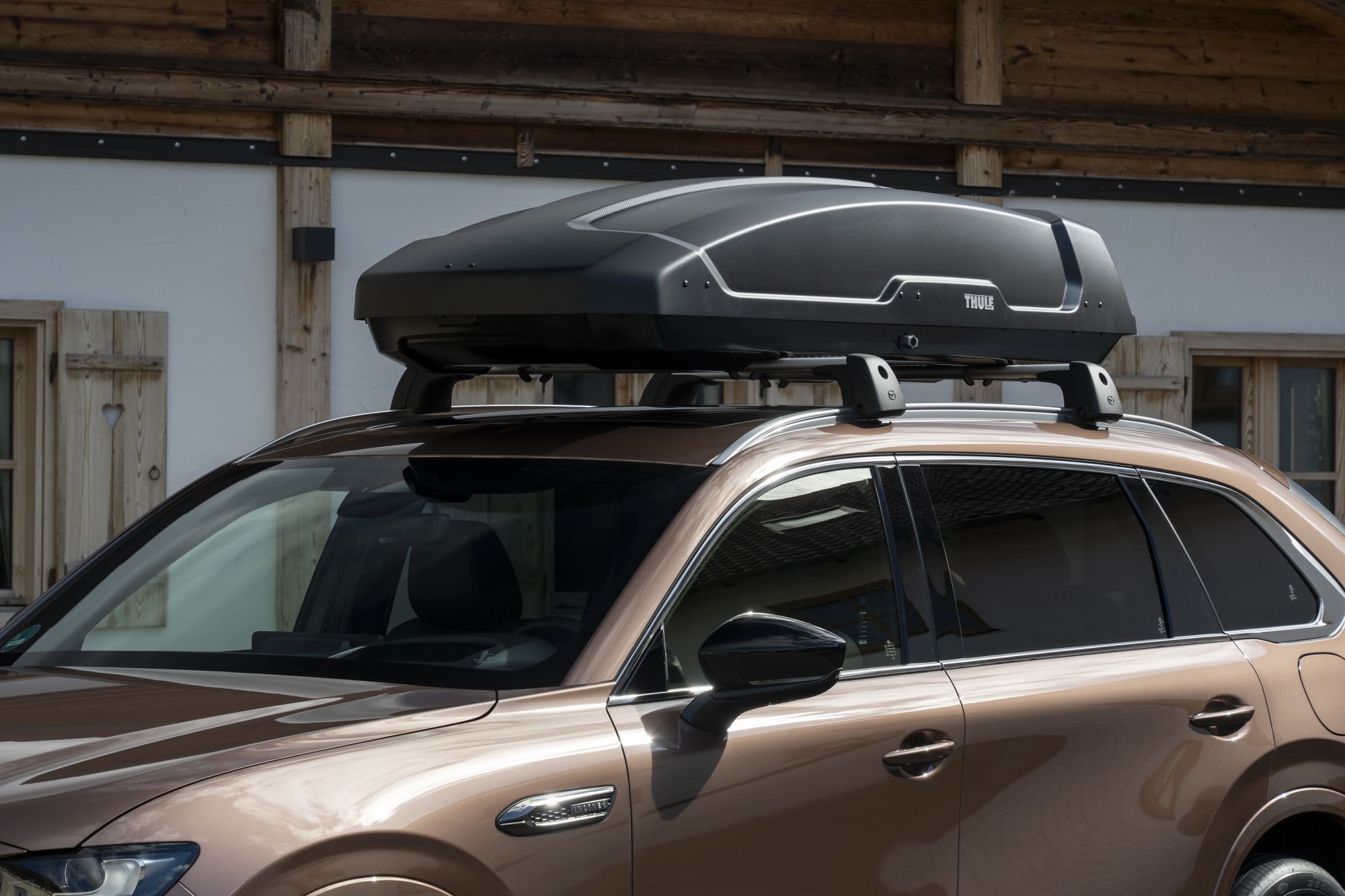 El Mazda CX-80 destaca con un elegante diseño robusto y práctico.