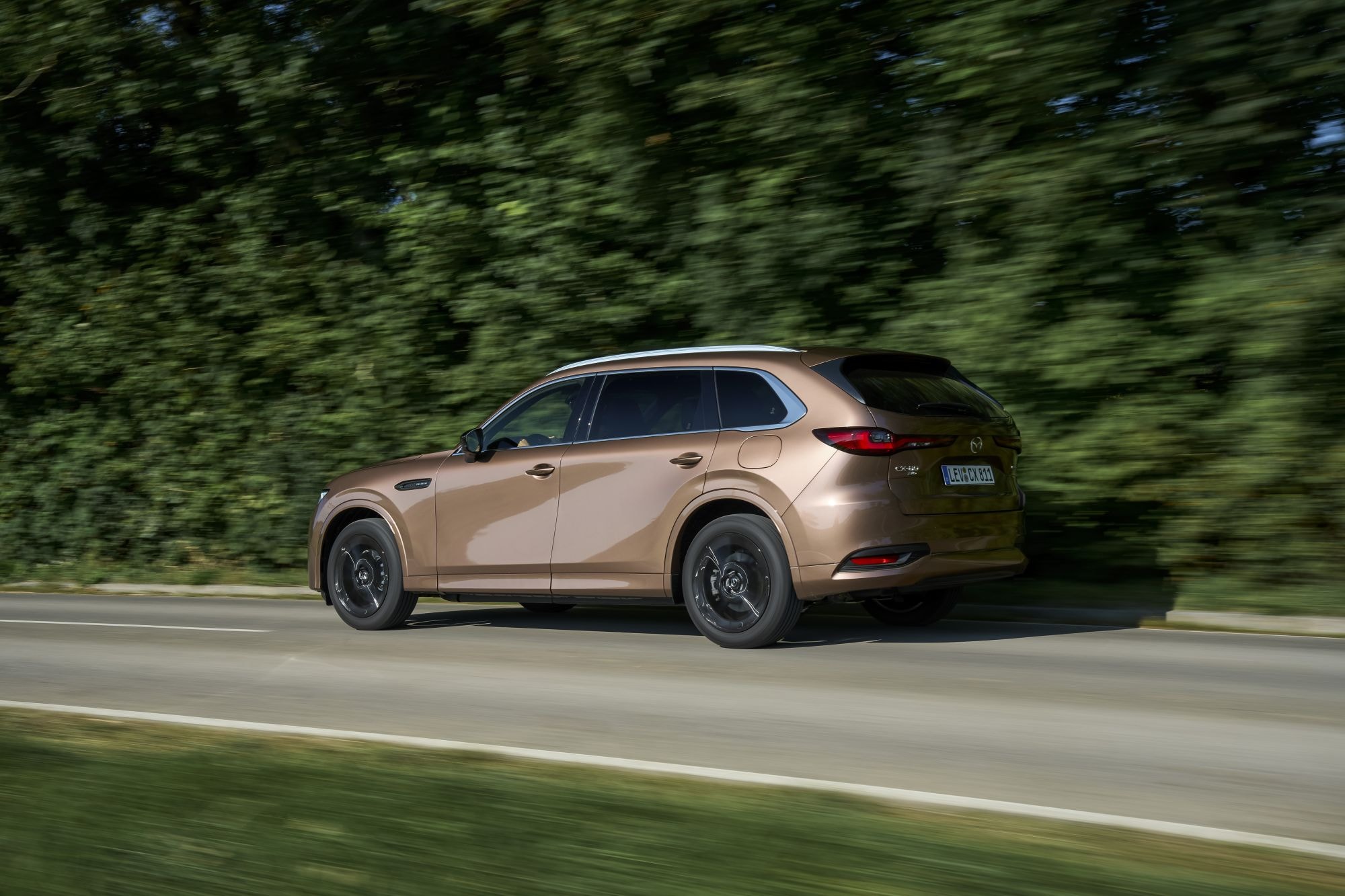 Mazda CX-80 en movimiento, resaltando su rendimiento en carretera.