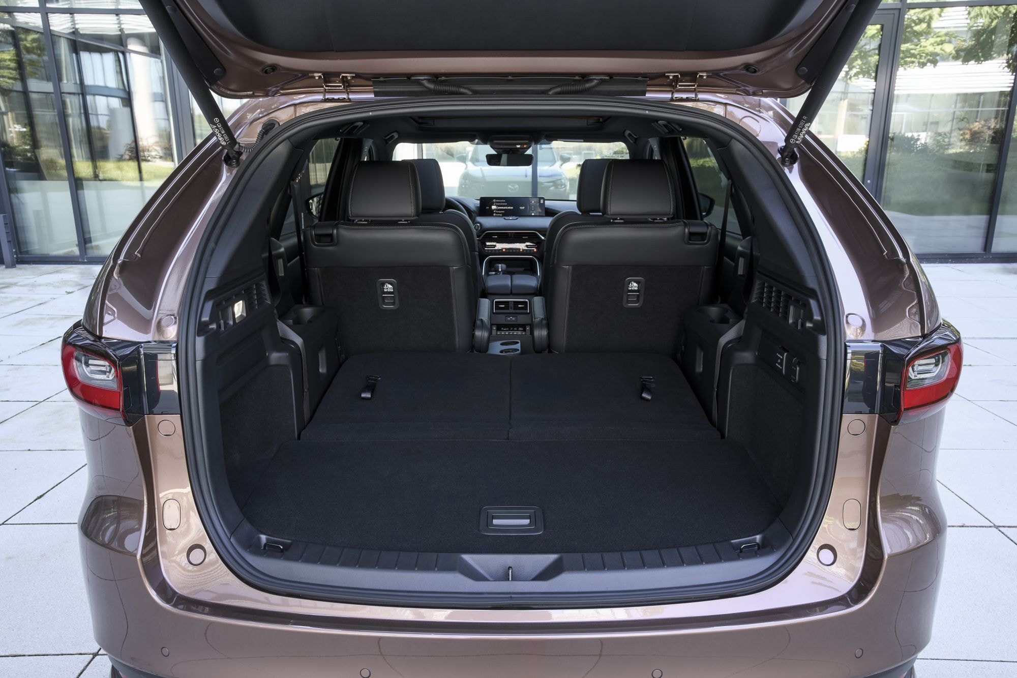 Maletero abierto del Mazda CX-80, mostrando su amplio espacio para carga.