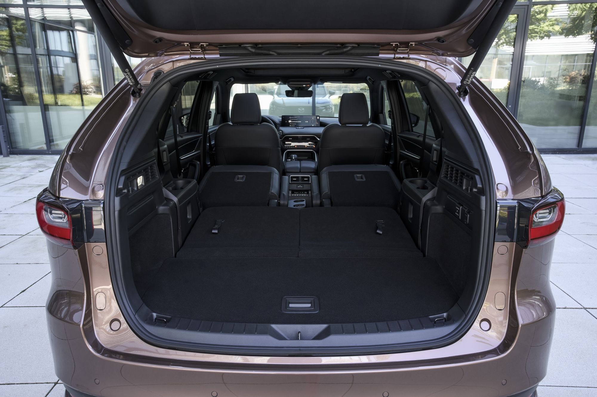 Maletero del CX-80 con asientos traseros en posición normal, ideal para familias.