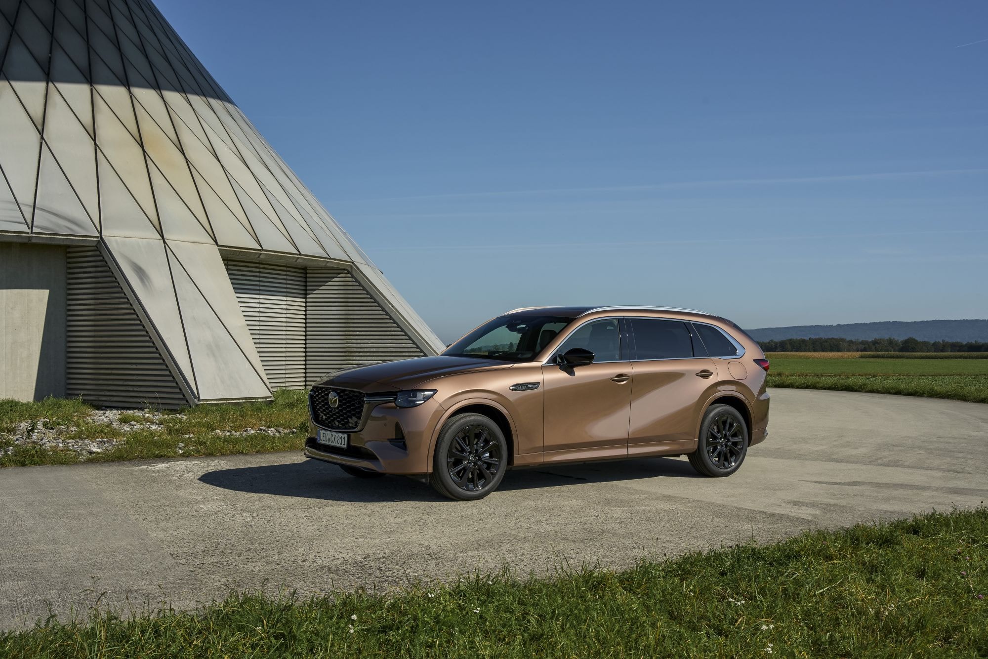 Maletero del Mazda CX-80 con dos asientos abatidos, permitiendo mayor espacio de carga.