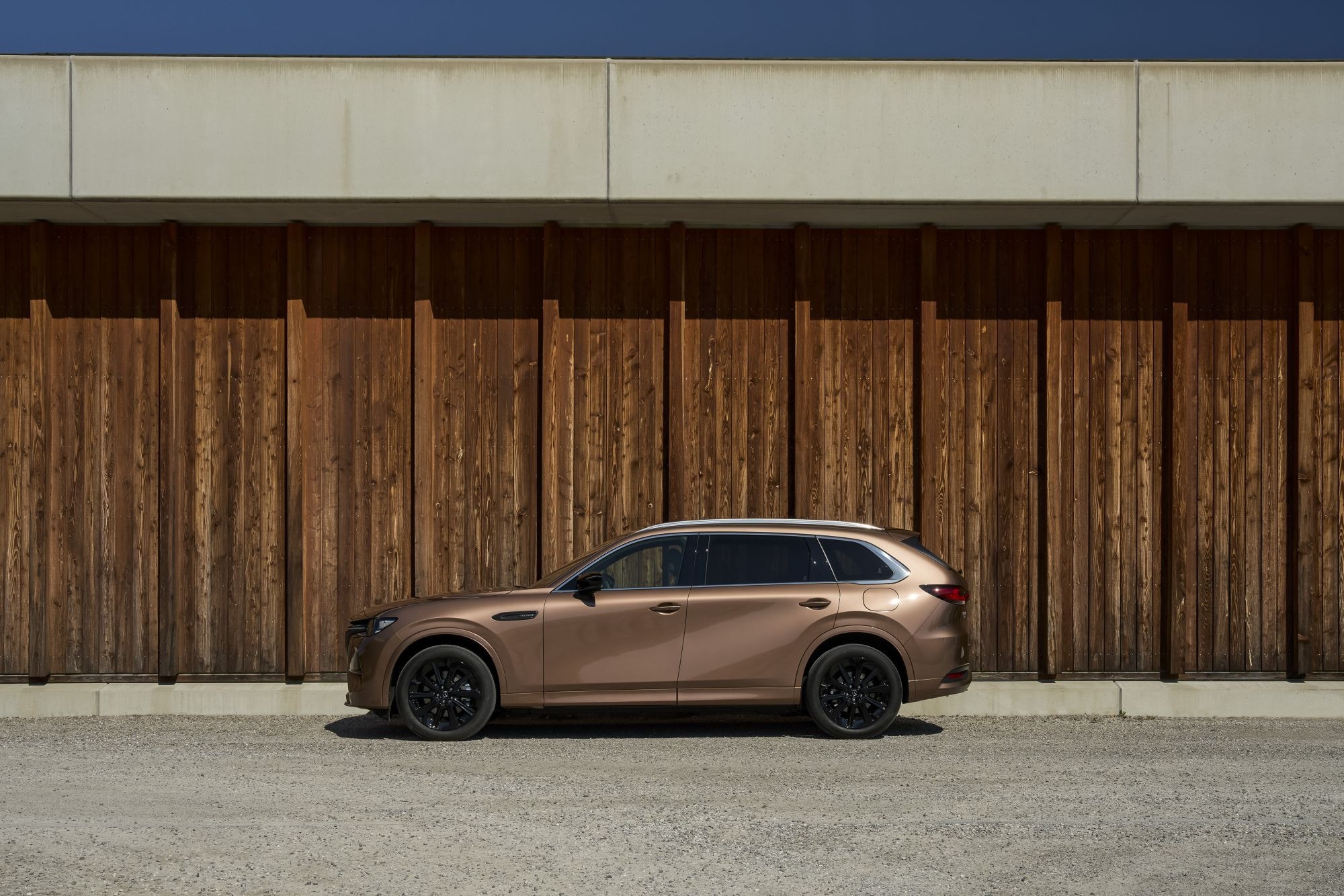 El Mazda CX-80 de frente, destaca por su parrilla distintiva.