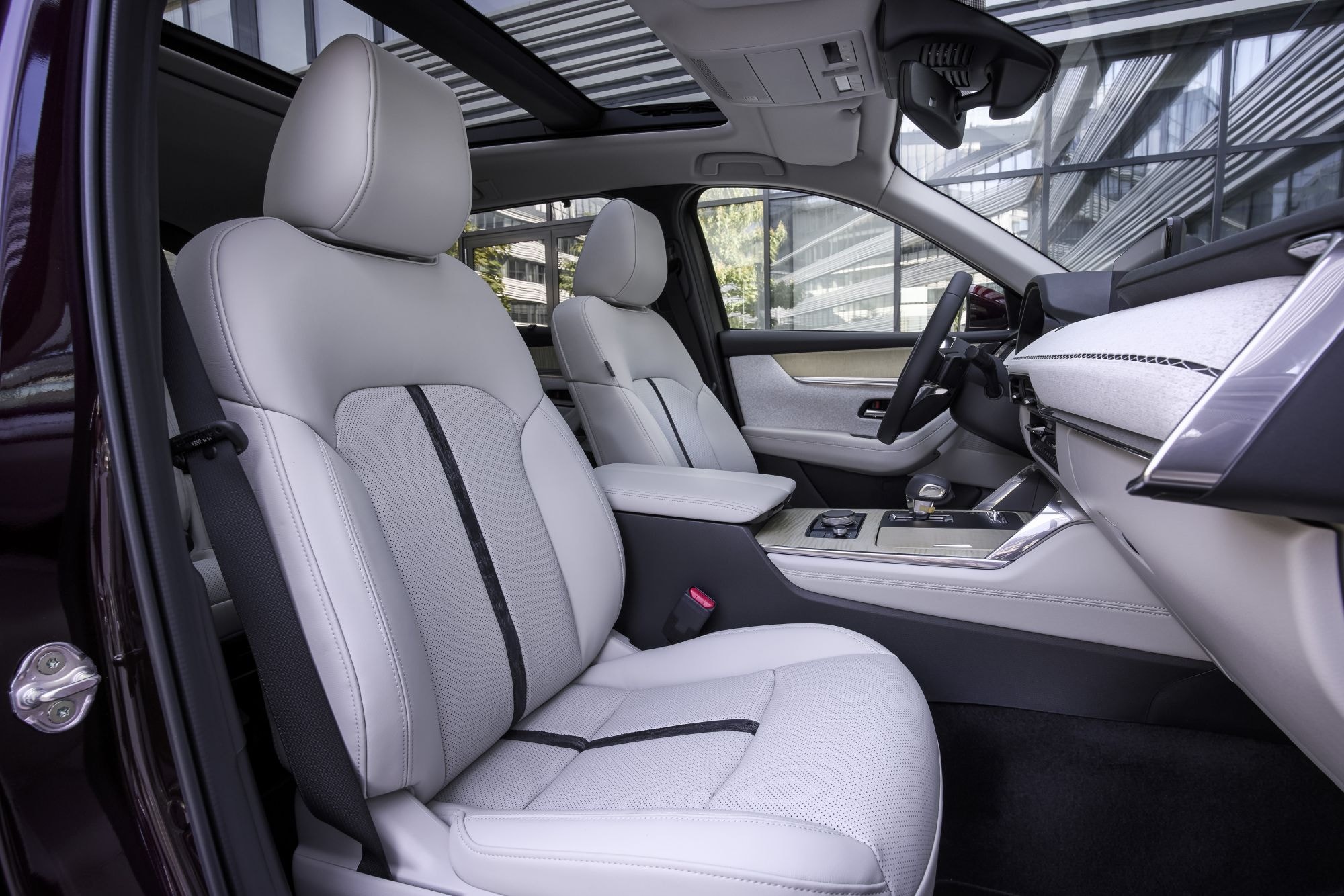 Pantalla del sistema de infoentretenimiento del Mazda CX-80, intuitiva y moderna.