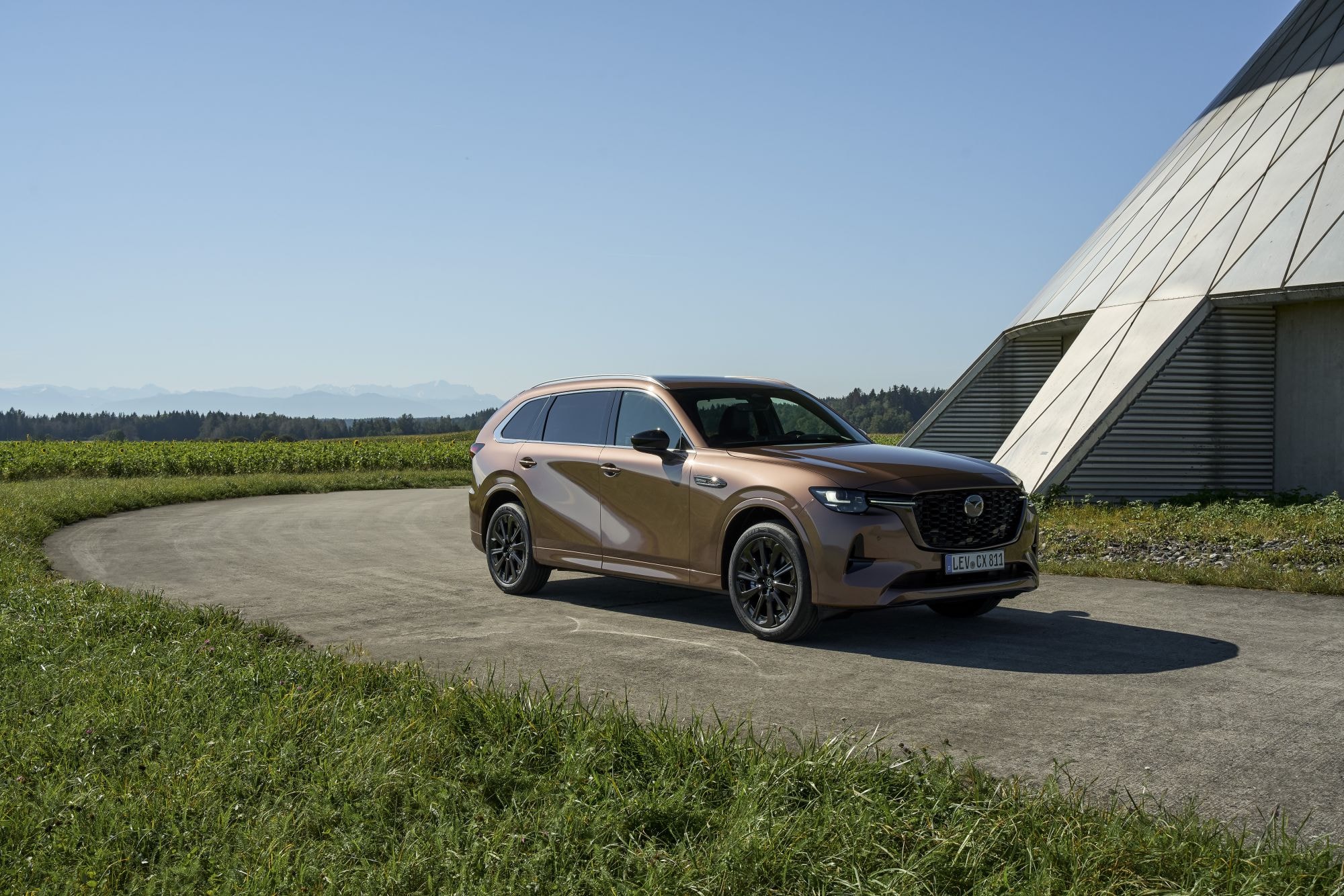 Vista trasera que muestra el diseño aerodinámico del Mazda CX-80.