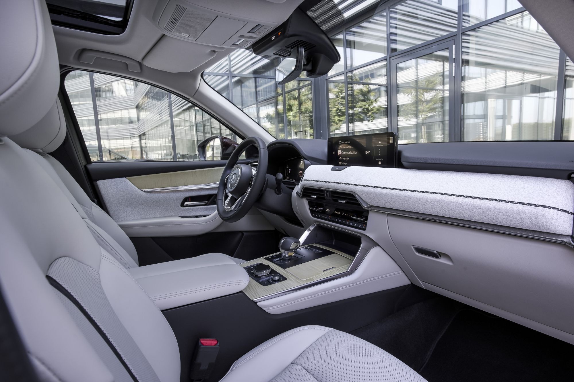 Tablero del Mazda CX-80, mostrando su estilo contemporáneo y funcional.