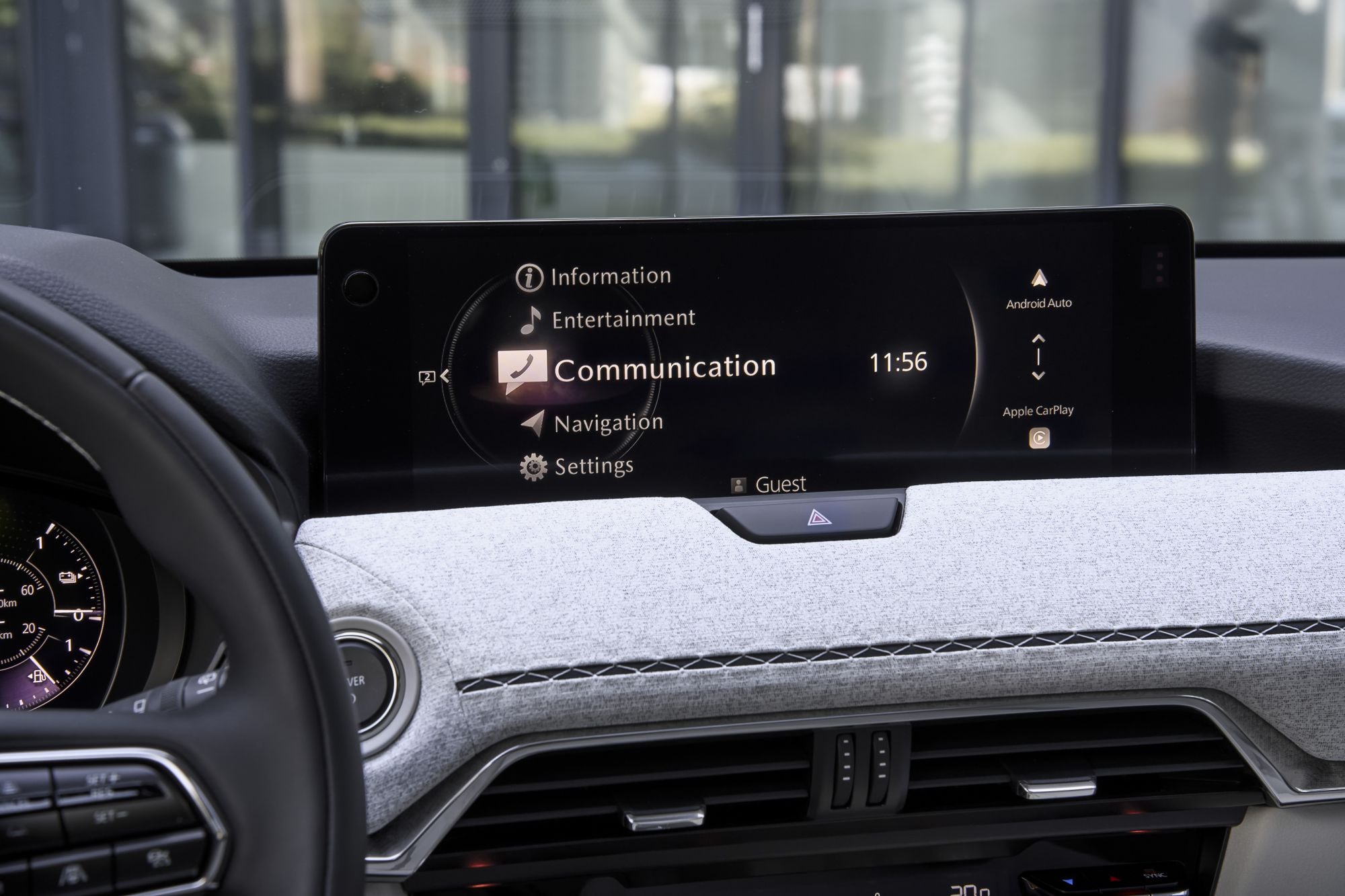 Cabina del Mazda CX-80, con enfoque en el diseño limpio y tecnologías.