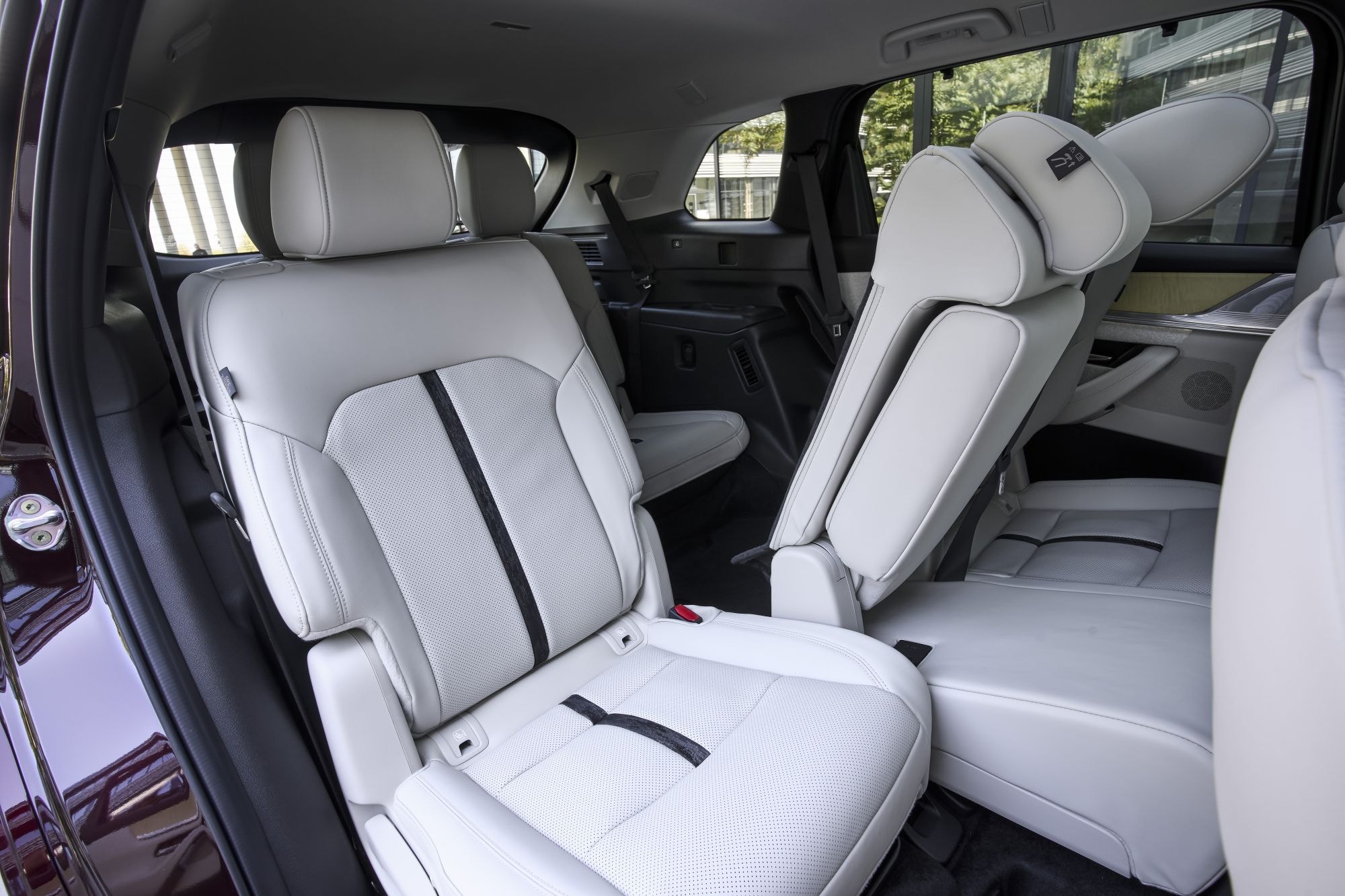 Vista del interior trasero, enfatizando la comodidad y el espacio.