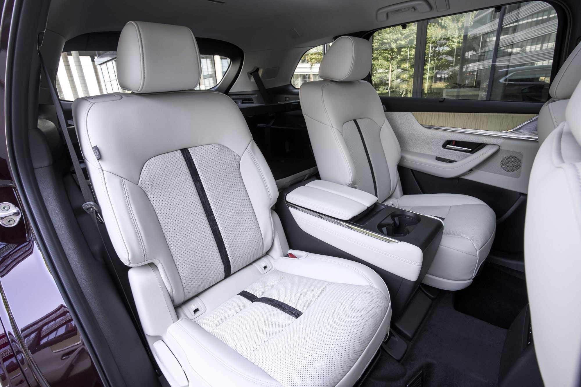 Interior trasero del Mazda CX-80, con asientos cómodos y modernos.