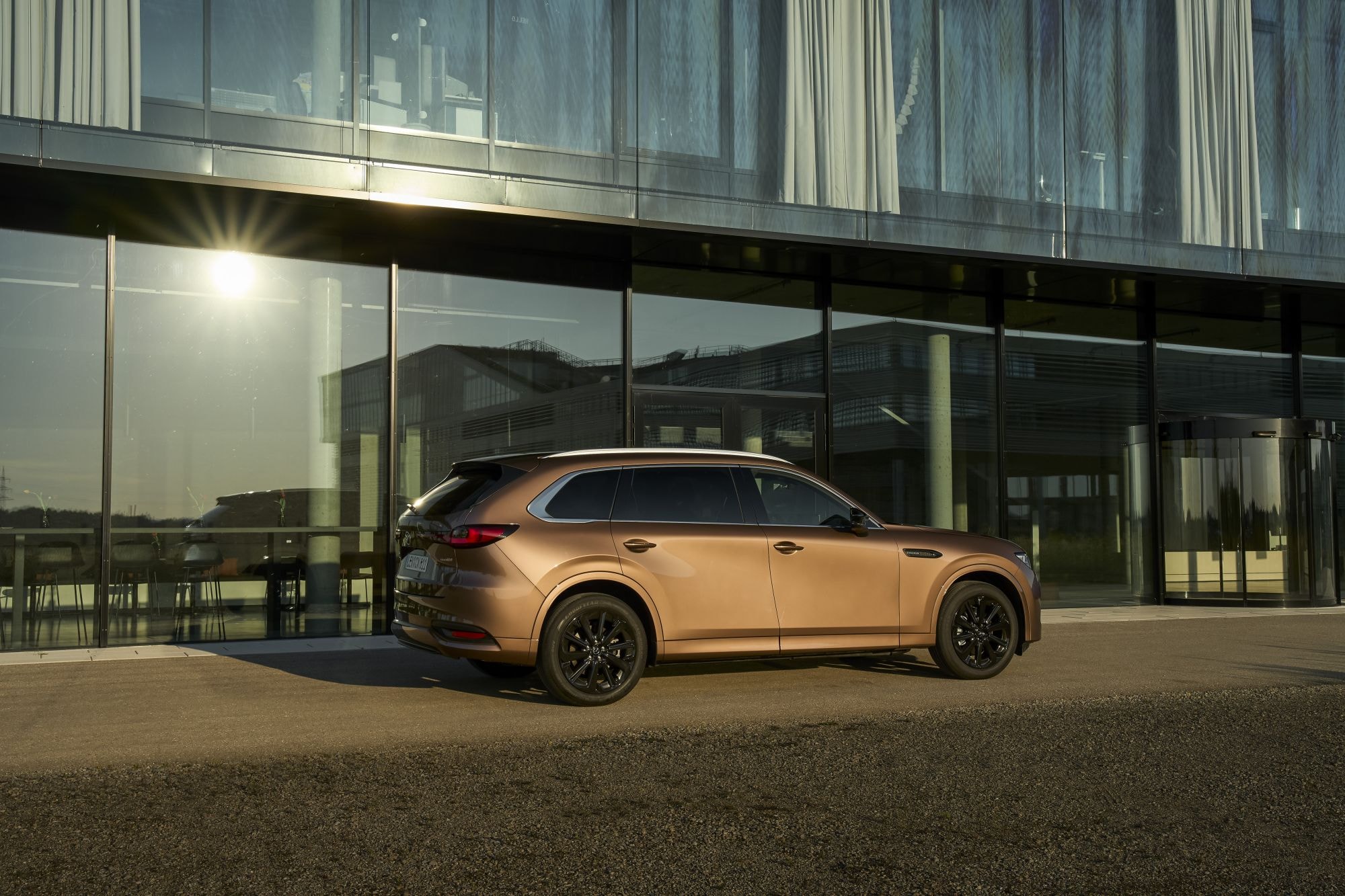 El Mazda CX-80 en ángulo lateral, resalta su elegante silueta.