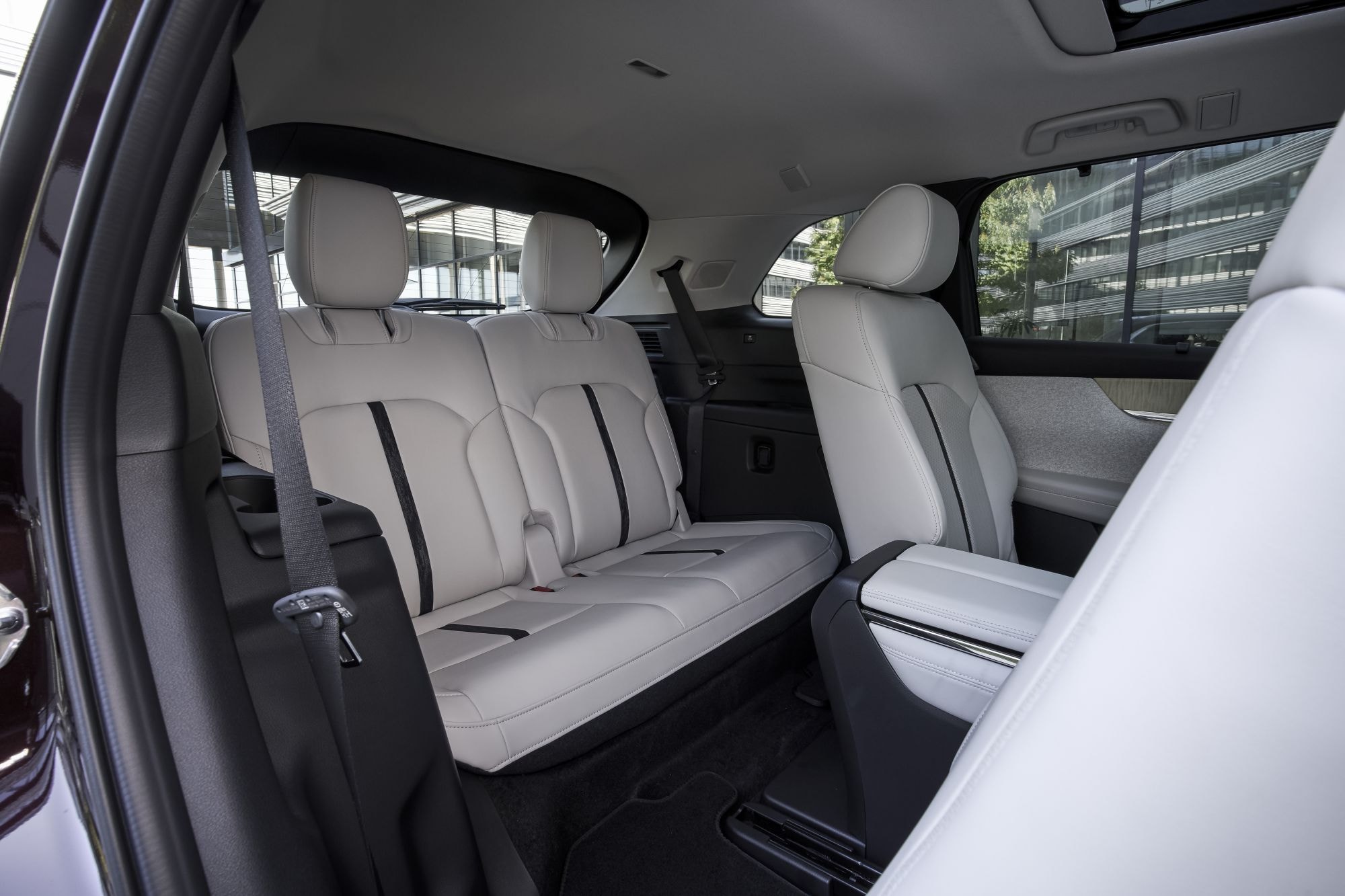 Vista trasera del Mazda CX-80, destacando su diseño elegante.