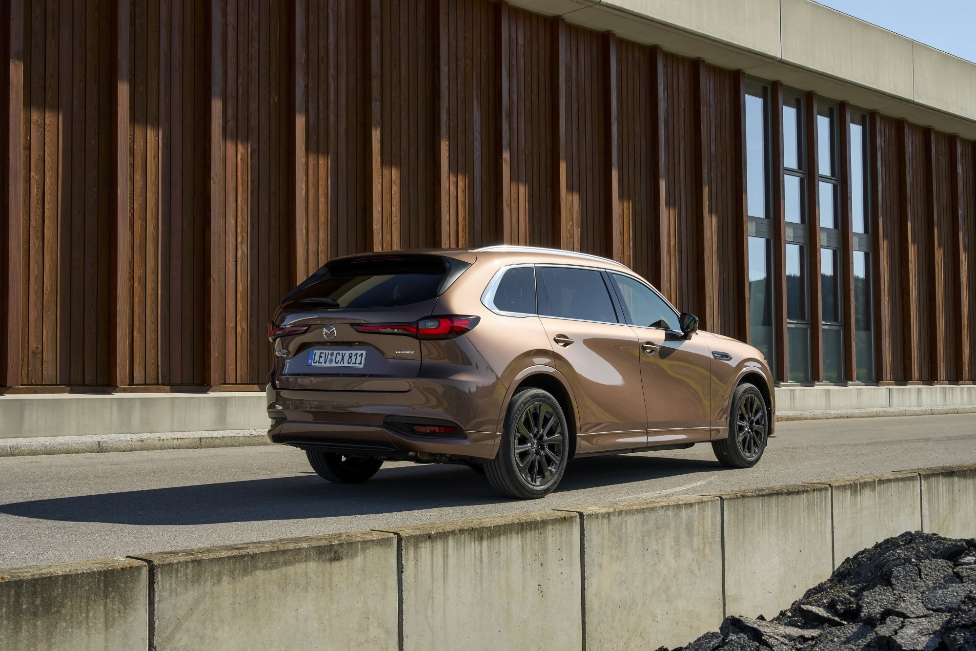 Sofisticada vista trasera del Mazda CX-80 con detalles elaborados.