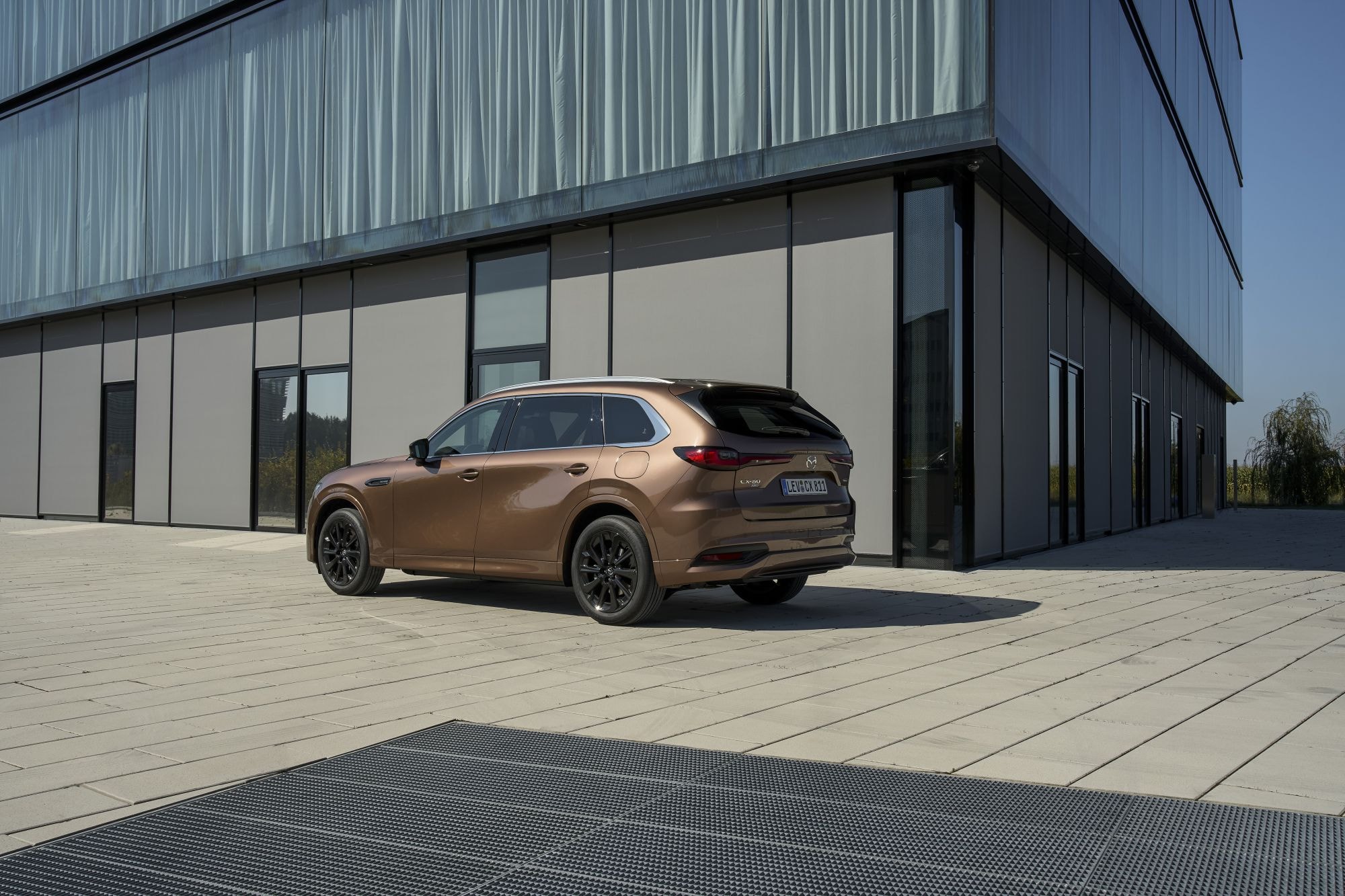 Perspectiva lateral y trasera que destaca sus líneas suaves y modernas.