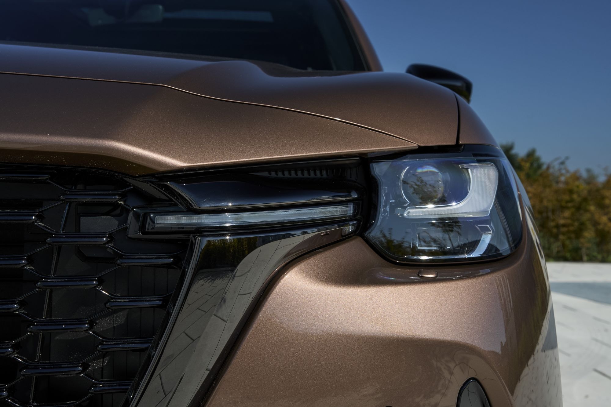 Vista frontal del Mazda CX-80 donde destacan sus ópticas LED y parrilla distintiva.