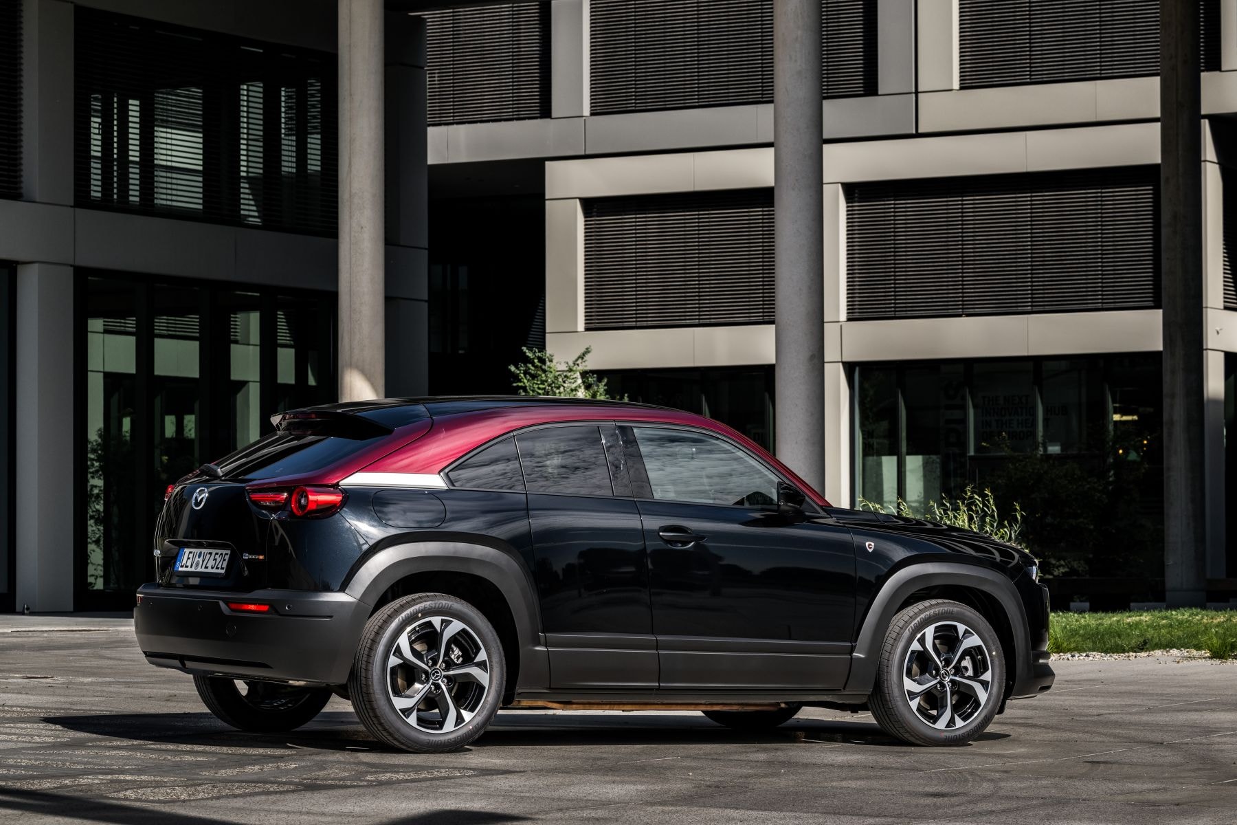 La elegante parte delantera del Mazda MX-30 híbrido muestra su personalidad.