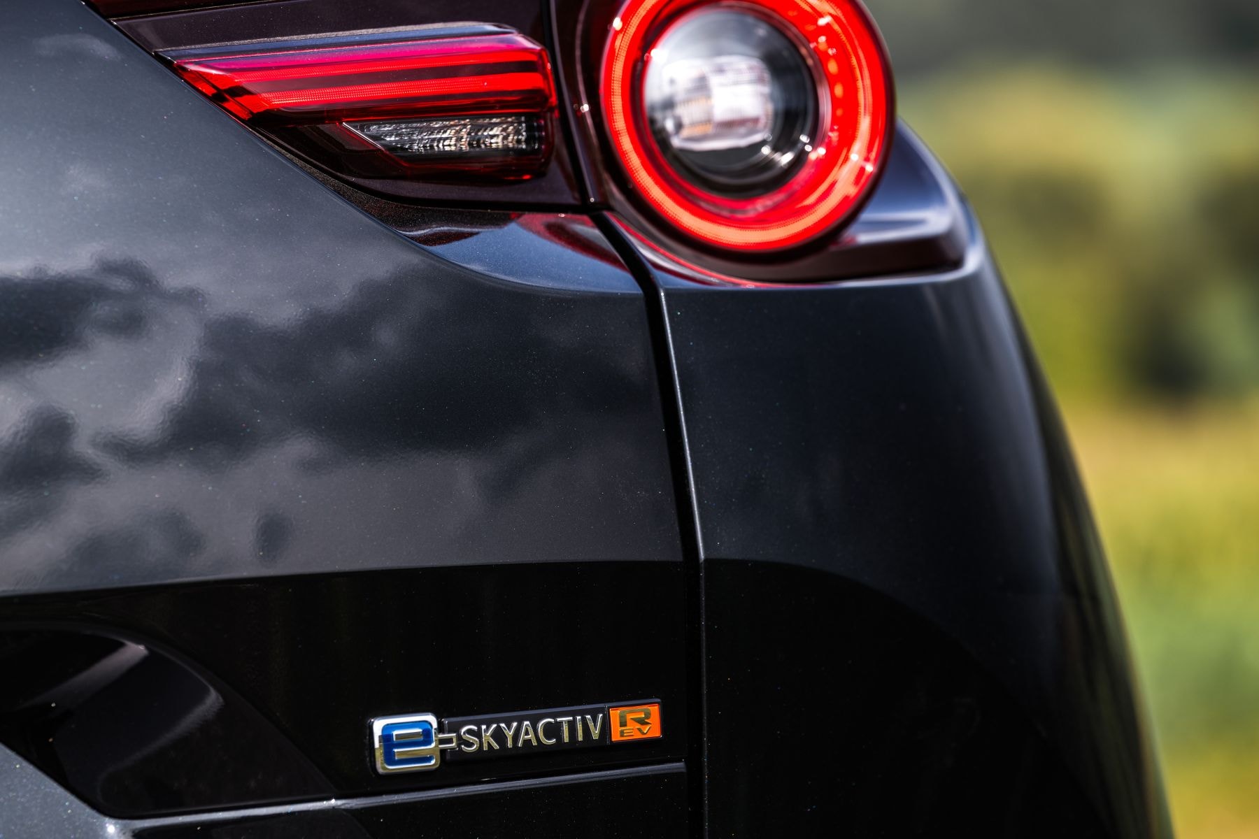 Vista trasera con el emblema MX-30, que resalta su diseño distintivo.