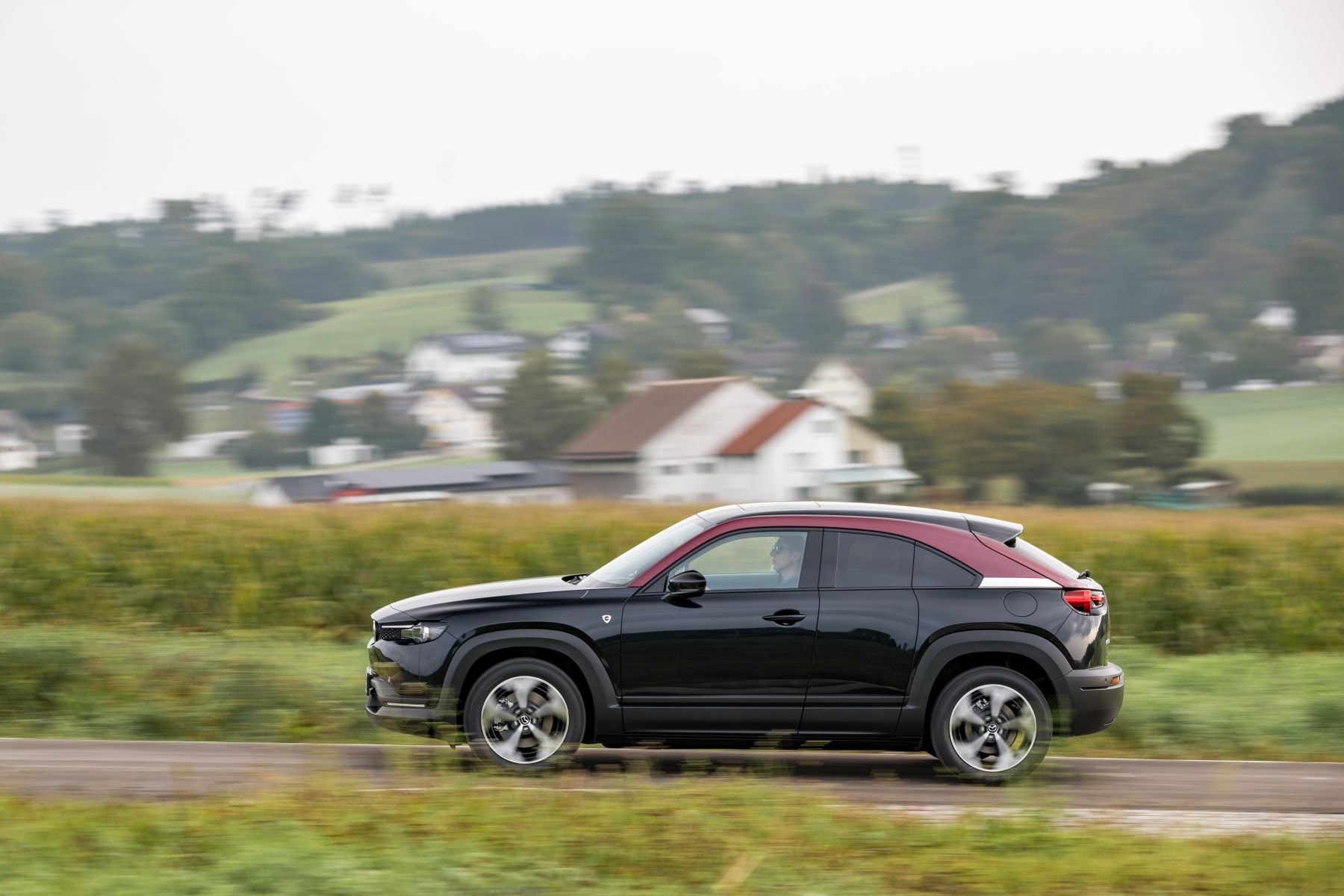 Mazda MX-30 Híbrido en movimiento, mostrando su diseño dinámico.