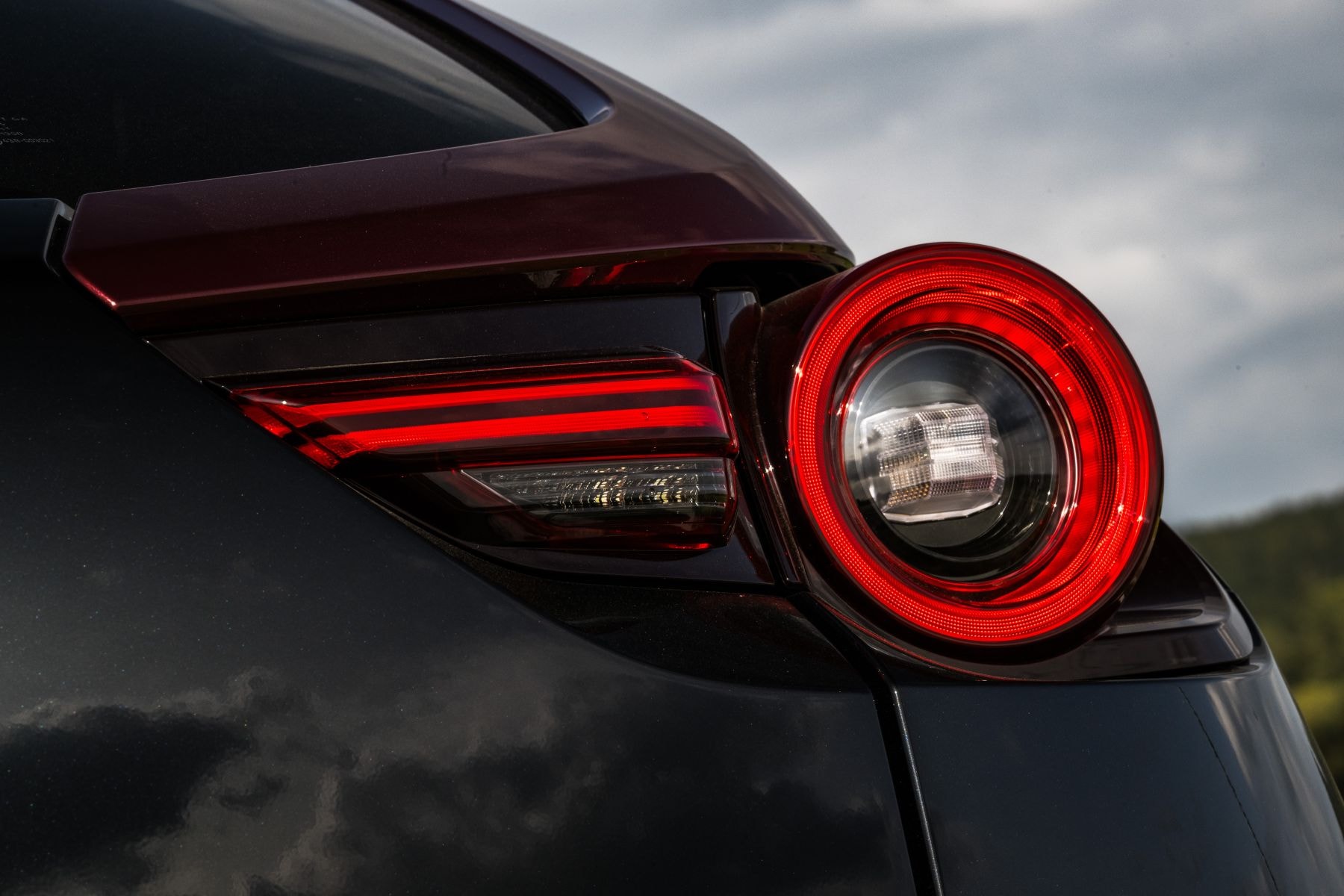 Detalle del emblema e-SKYACTIV que señala su tecnología híbrida.