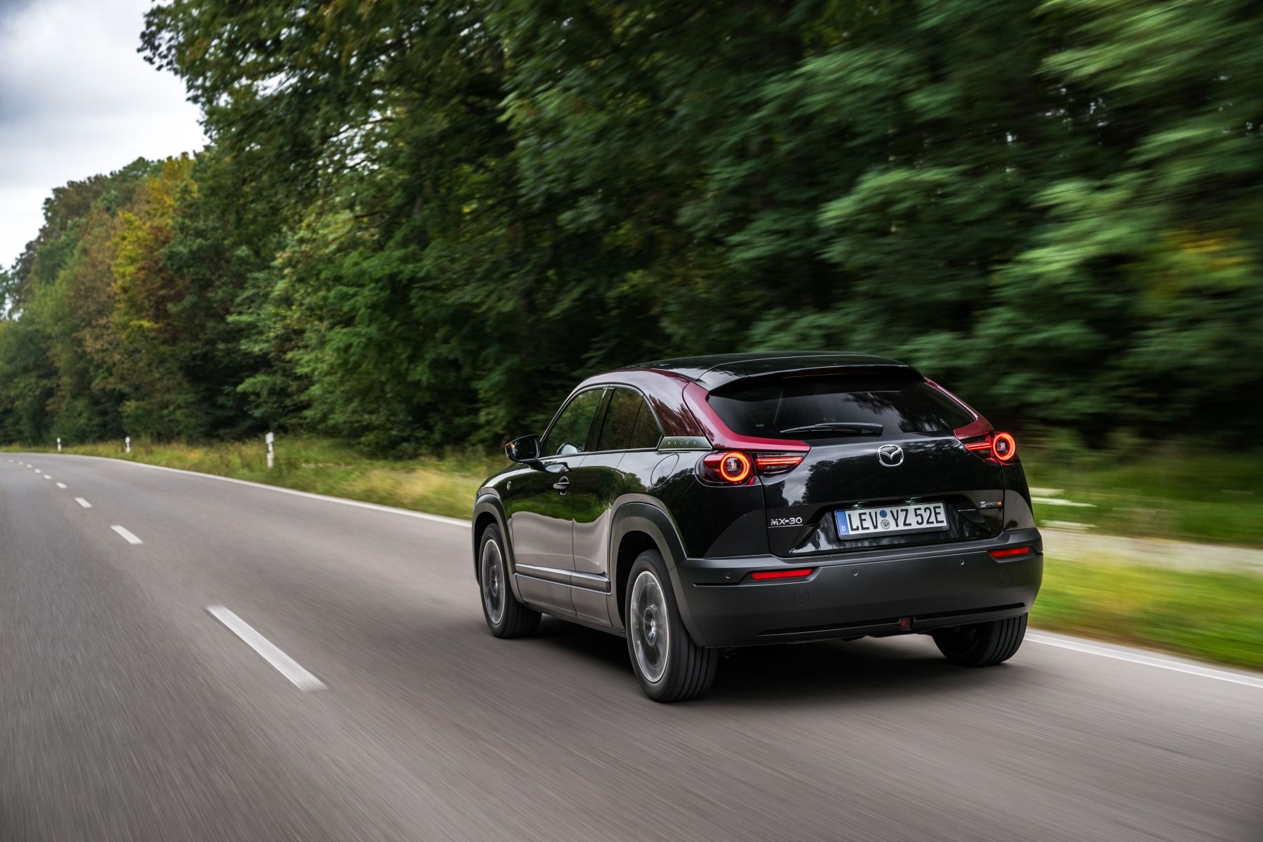 Vista lateral del Mazda MX-30 Híbrido, con un toque deportivo.