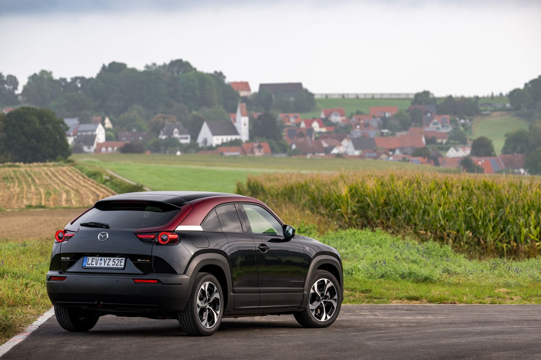 Mazda MX-30 en un entorno rural, mostrando su estética robusta.