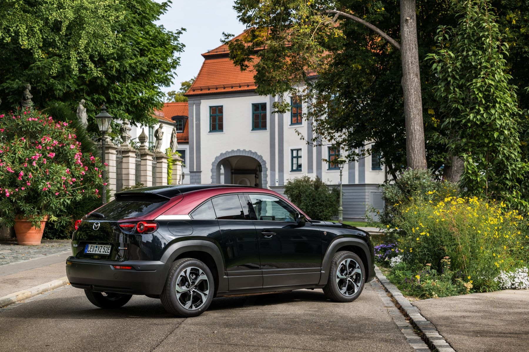 Vista lateral del MX-30, fusionando modernidad y elegancia en la ciudad.