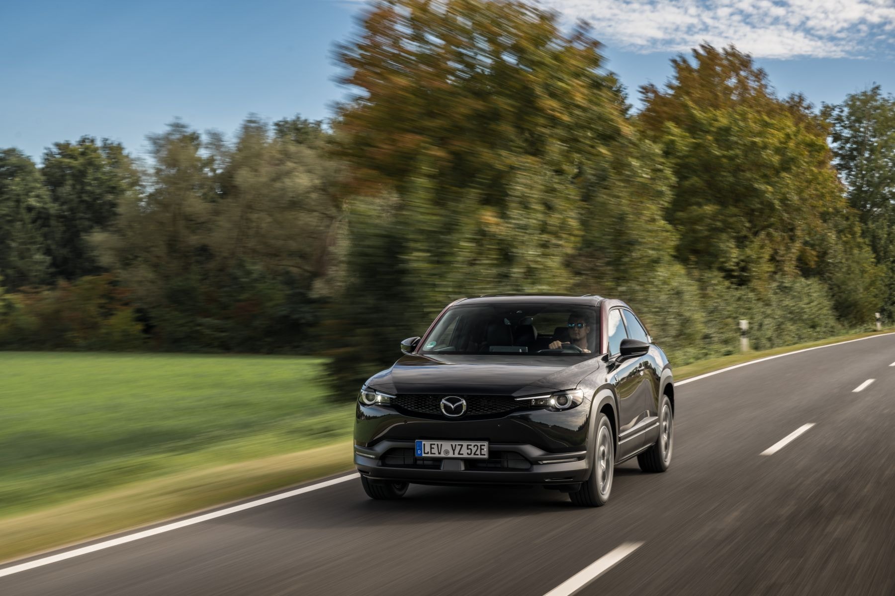 Frontal del Mazda MX-30 Híbrido, enfatizando su parrilla distintiva.