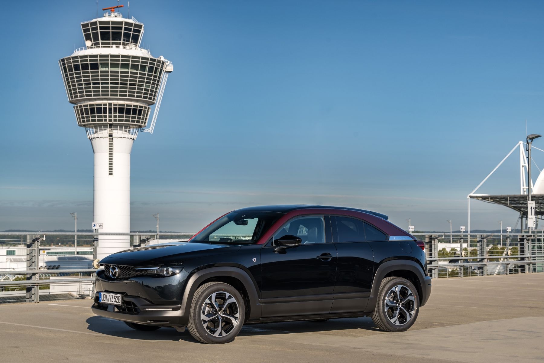 Vista trasera en un entorno urbano, acentuando su diseño contemporáneo.