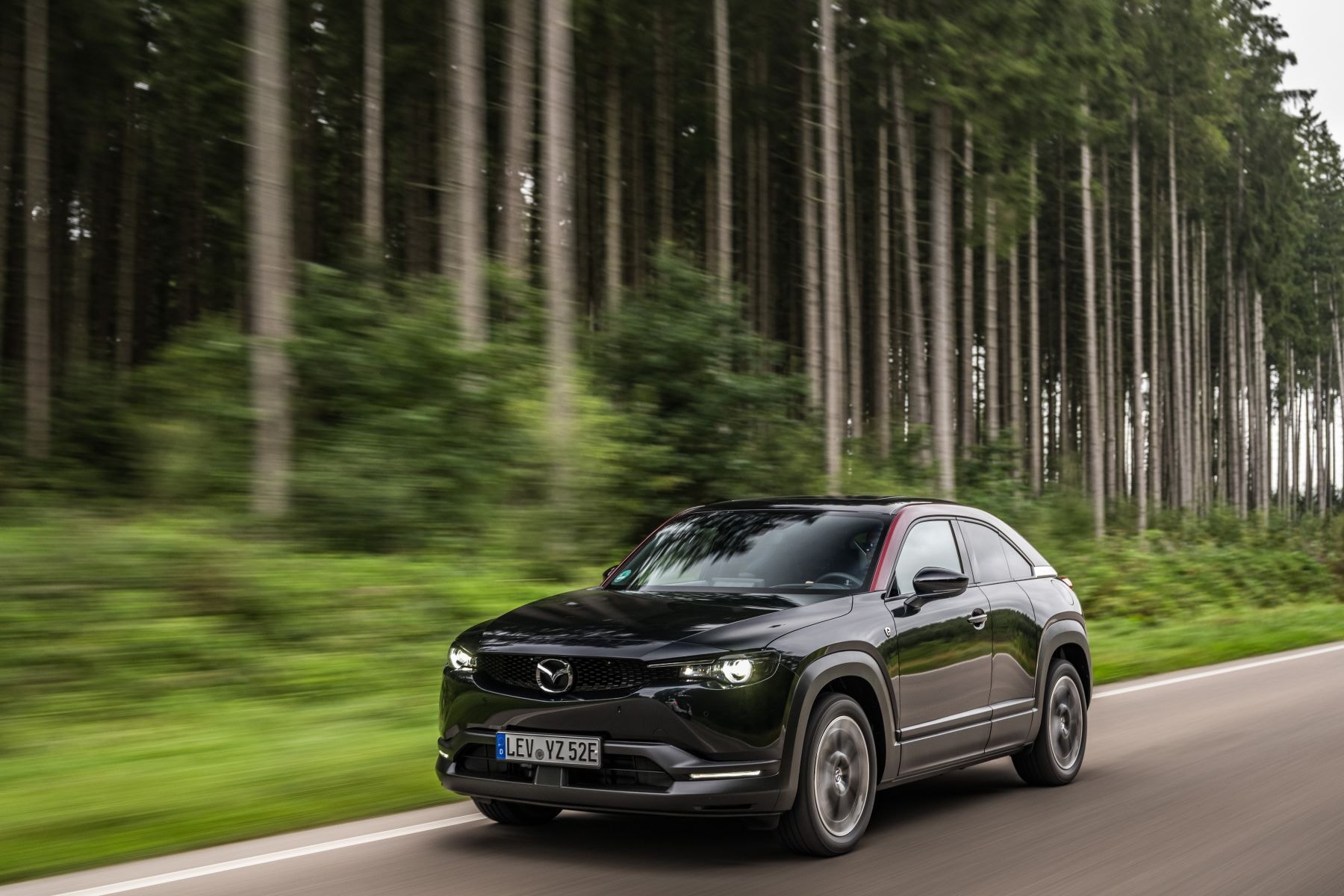 Mazda MX-30 Híbrido avanzando, mostrando su agilidad y diseño.