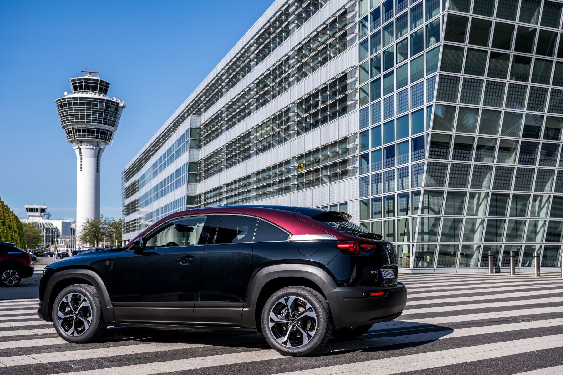 Mazda MX-30 en un ambiente de aeropuerto, mostrando su perfil dinámico.