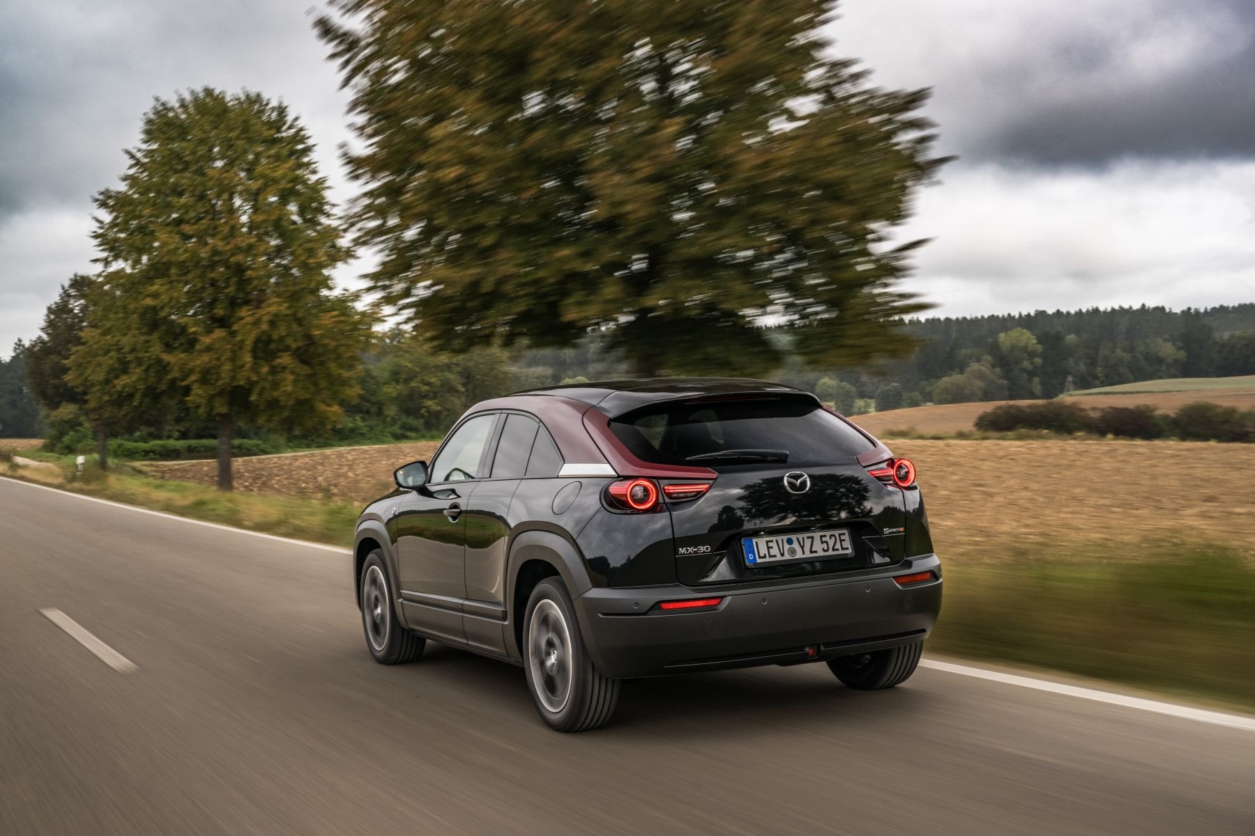 Vista frontal del Mazda MX-30 Híbrido, resaltando su estilo moderno.
