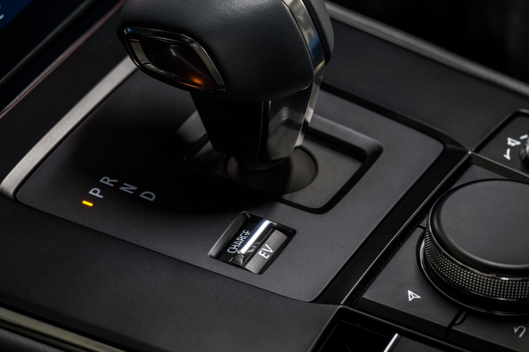 Silueta del Mazda MX-30 mostrando su amplio maletero para aventuras.