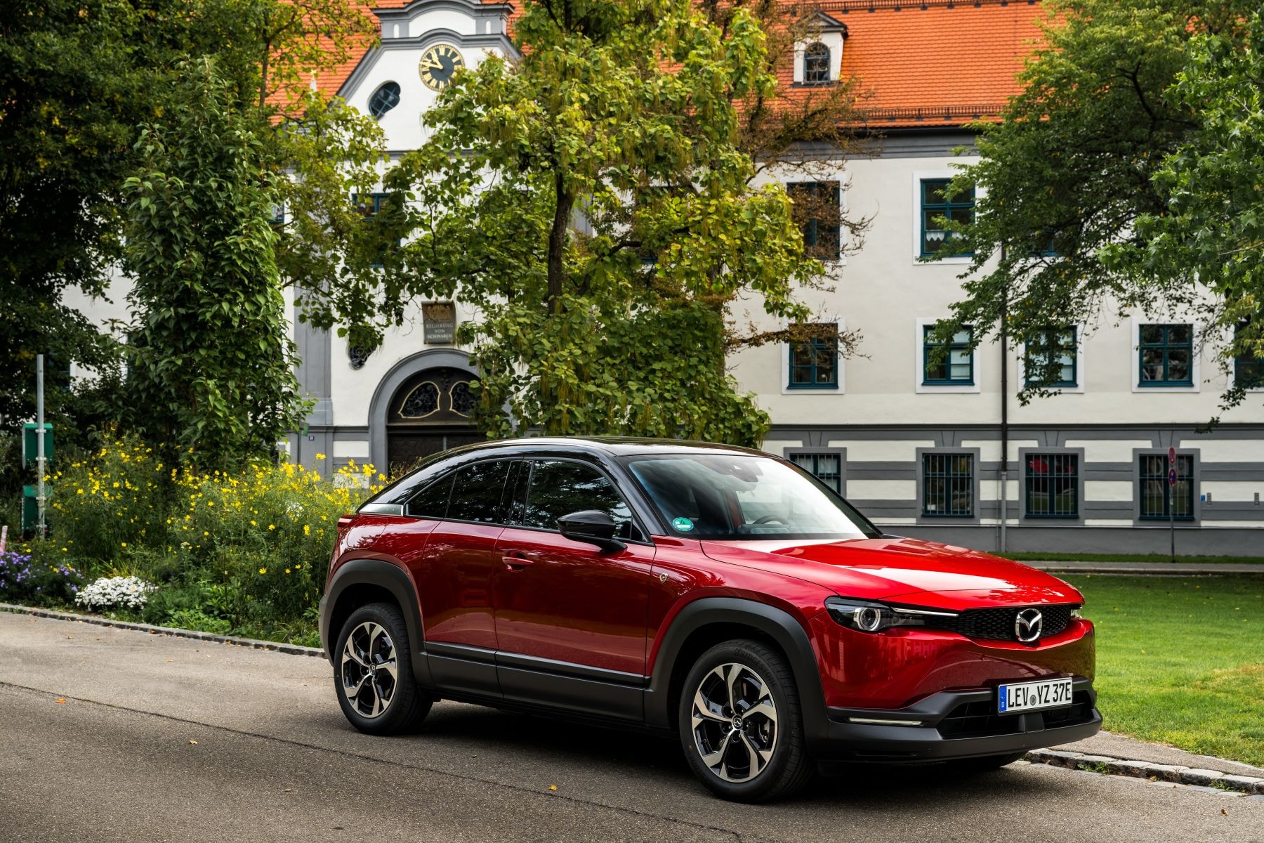 Mazda MX-30 en un entorno urbano, resaltando su estética y presencia.
