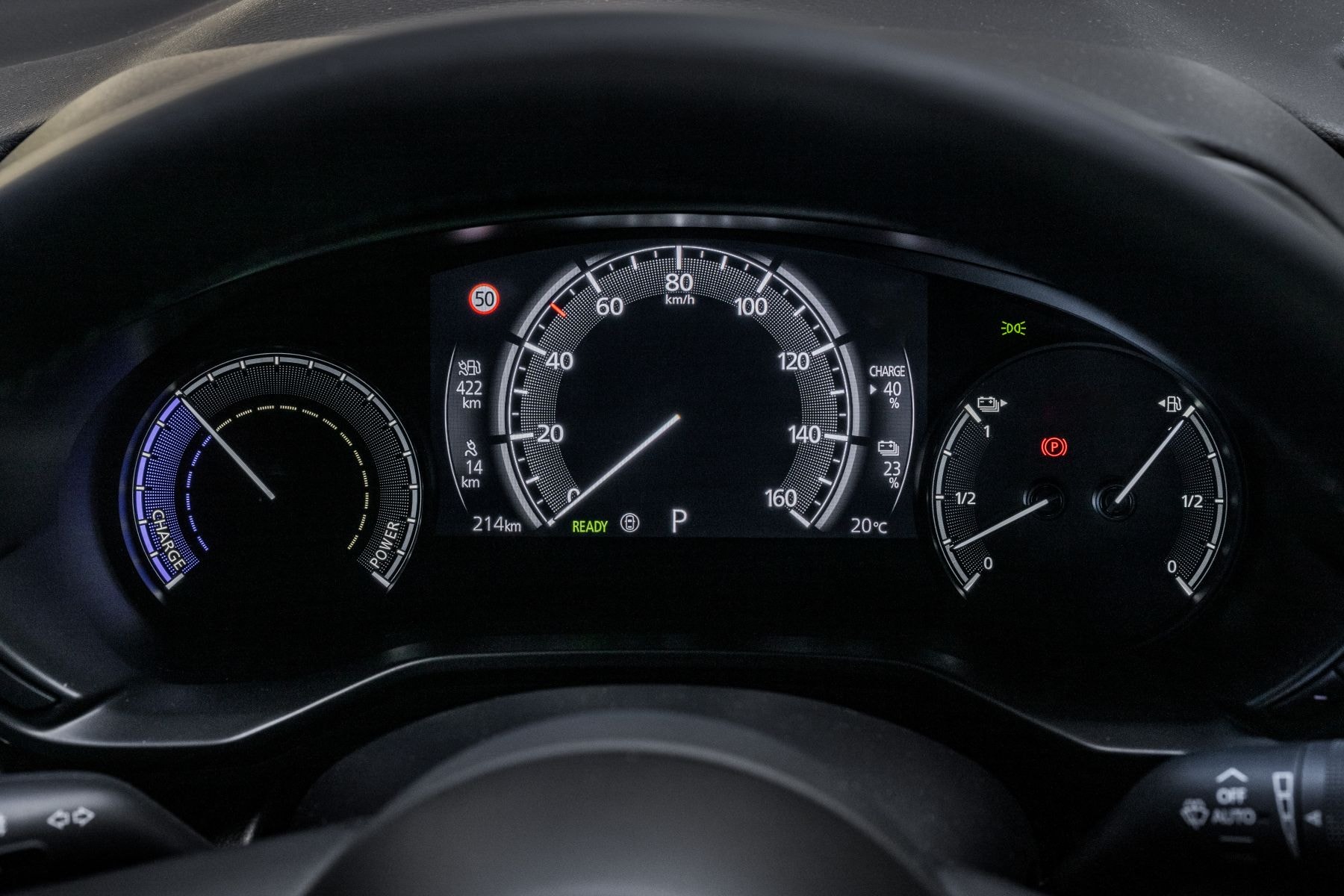 Vista del panel de control y palanca de cambios del Mazda MX-30.