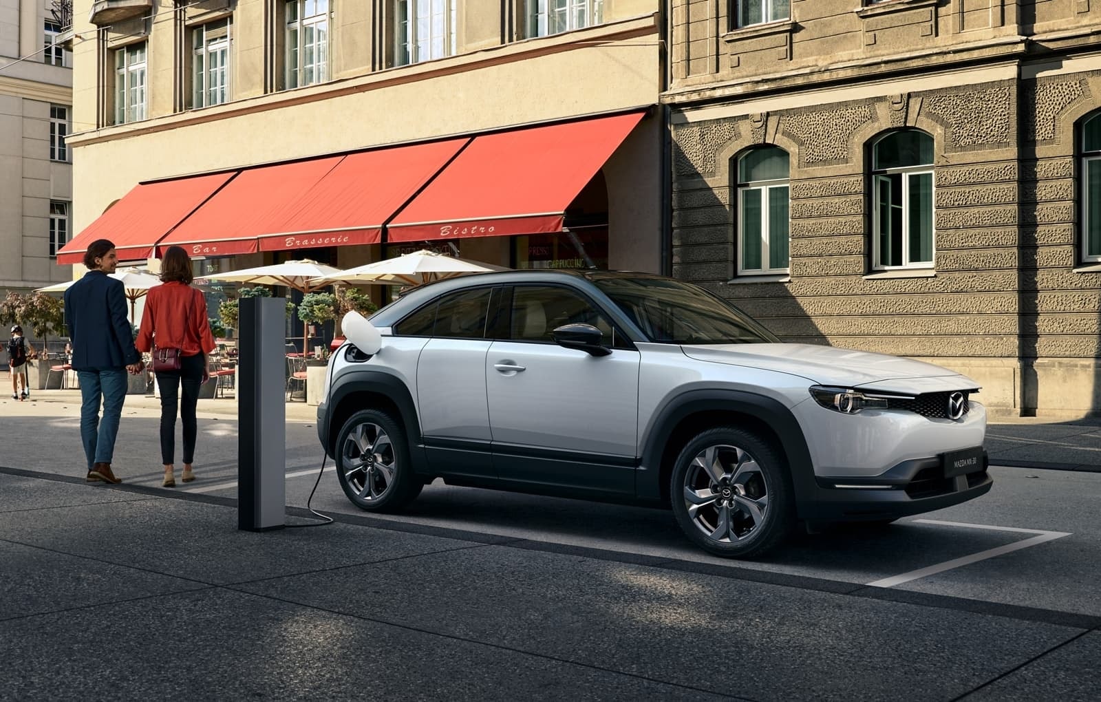 Imagen del Mazda MX-30 durante la recarga, integración perfecta en el paisaje urbano.