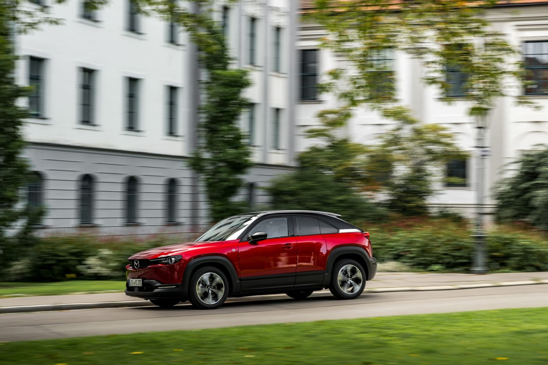 El Mazda MX-30 combina elegancia y versatilidad en un entorno urbano.