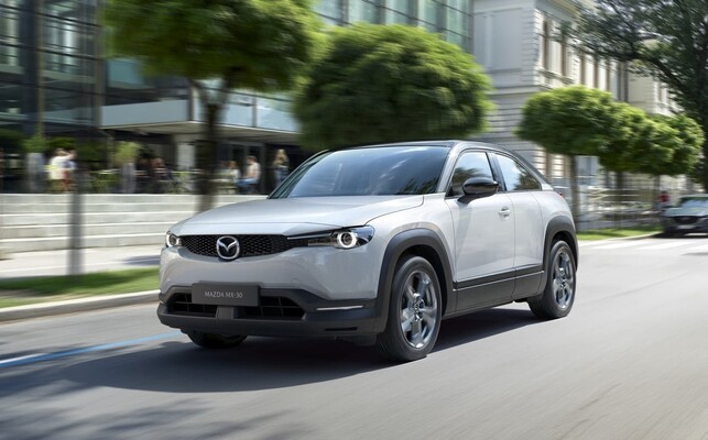 Vista dinámica del Mazda MX-30 en entorno urbano. Vista dinámica del Mazda MX-30 en entorno urbano.