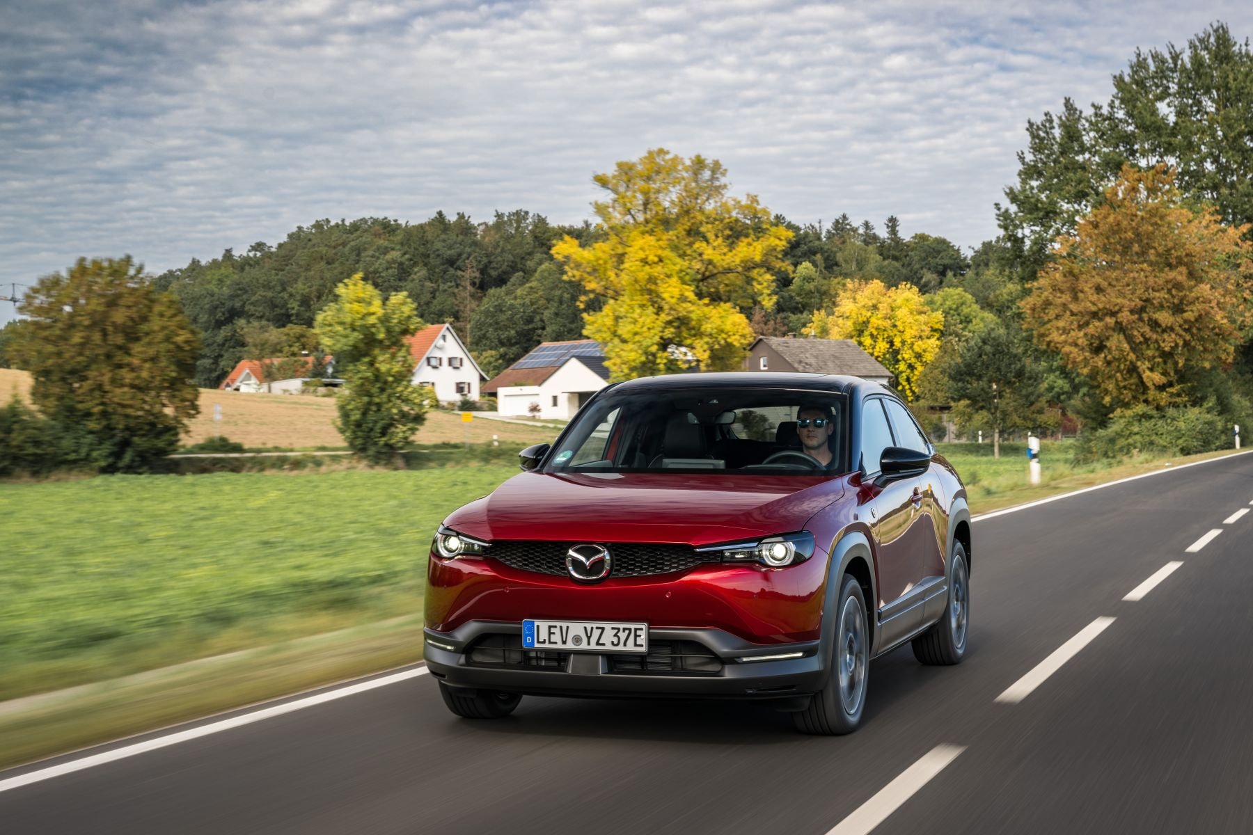 Vista lateral del Mazda MX-30, con un diseño robusto y atractivo.