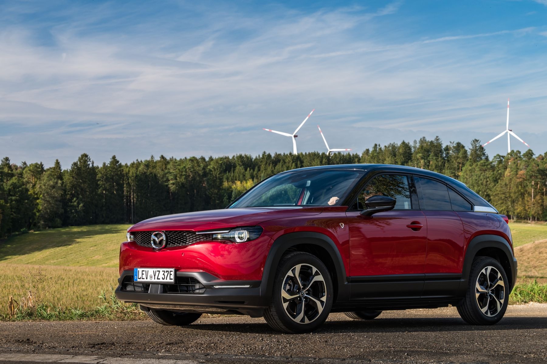 Detalle del frontal del Mazda MX-30, resaltando su parrilla distintiva.